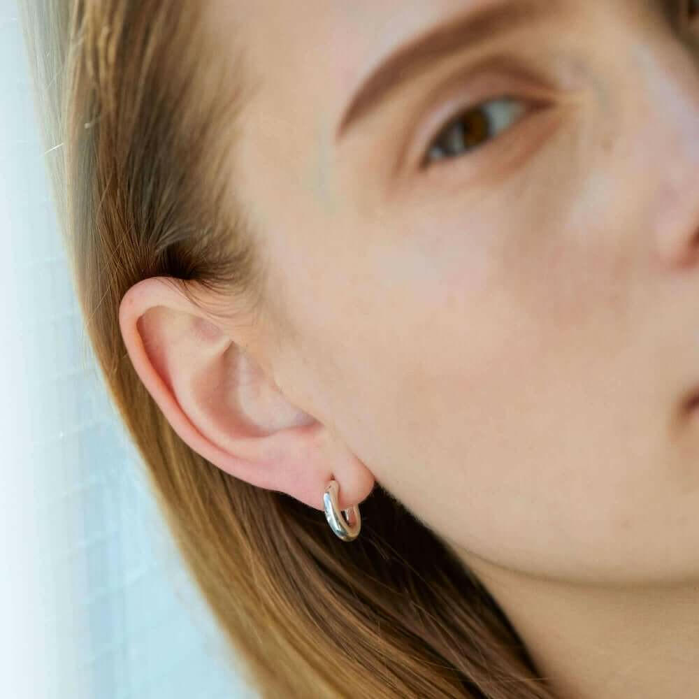 オーバルフープピアス S シルバー 正面 | オフィススタイルにも合うシンプルで上品なデザイン