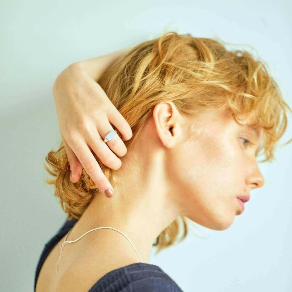 丸みのある曲線が美しいオーバルリング。シルバー925の輝きが手元を洗練させる、おしゃれで人気のシンプルデザイン。