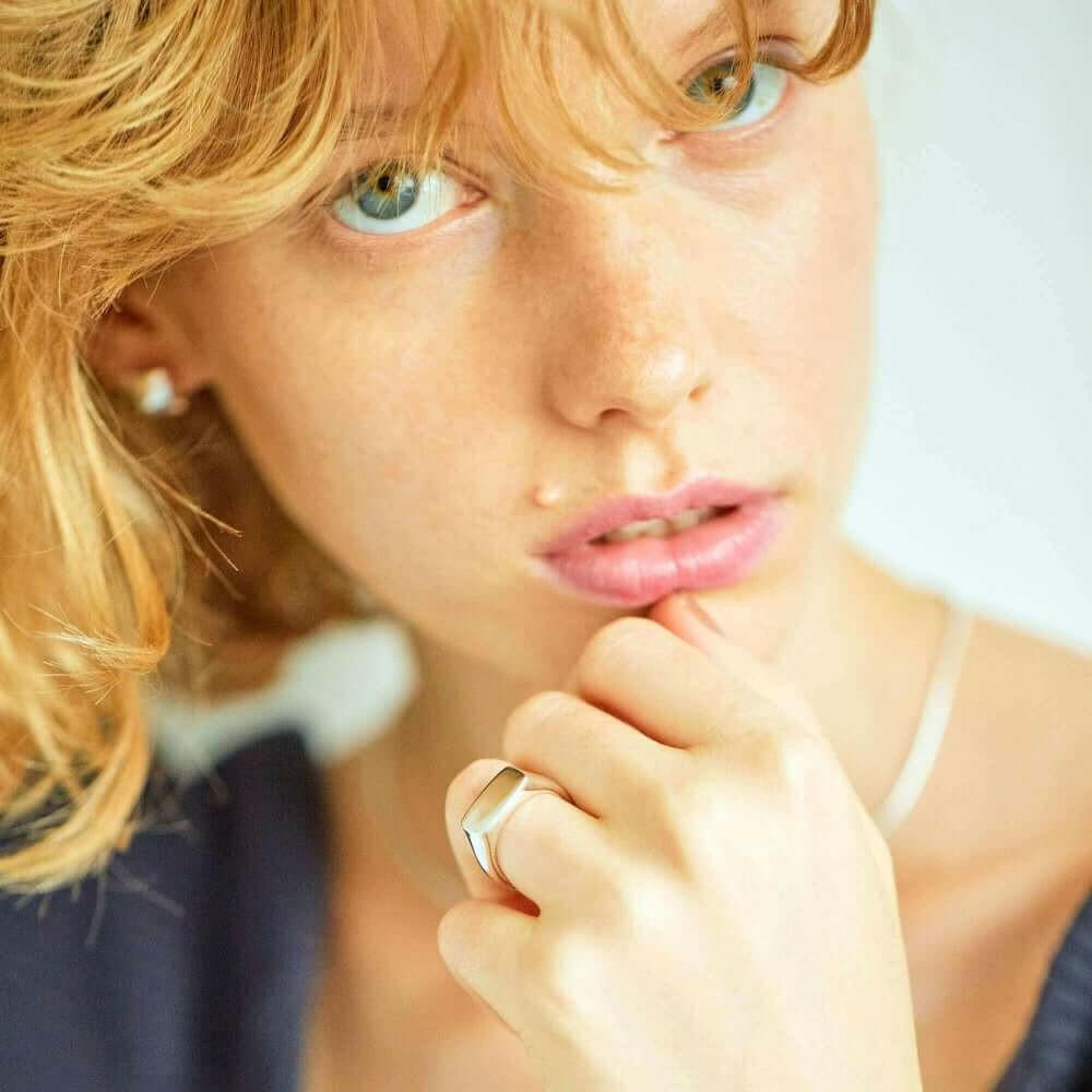 オーバルリング シルバー コーディネート | つけっぱなしにも最適なシンプルで彫刻的なフォルム