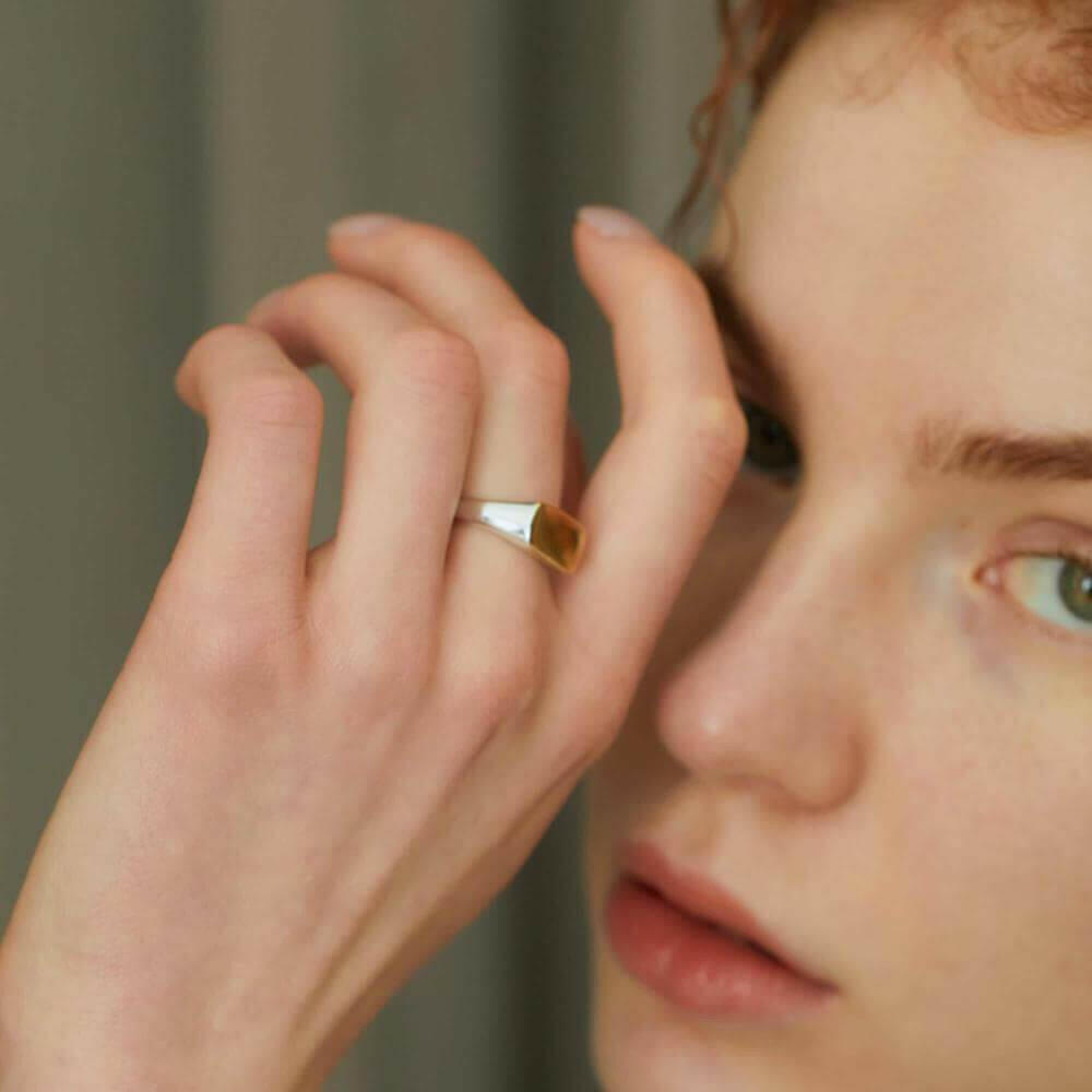 シルバー925製オーバルリング(バイカラー)。おしゃれでシンプルな指輪。人差し指で輝くツートンデザインが人気のユニセックスモデル。