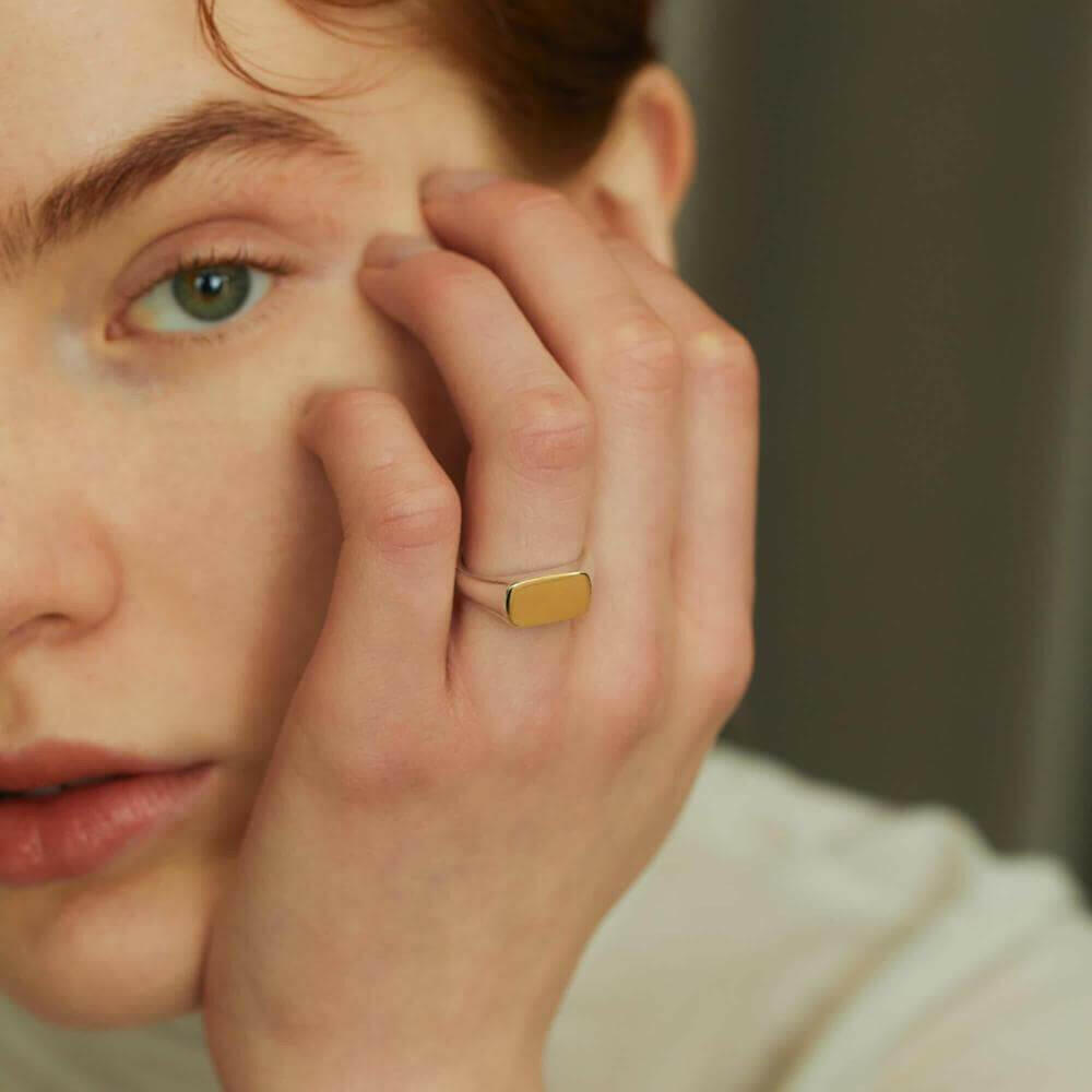 オーバルリング バイカラー 手元 | ゴールドのオーバル面が指を華やかに彩る