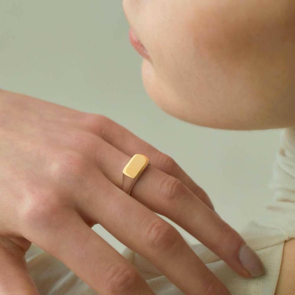 オーバルリング バイカラー コーディネート | つけっぱなしにも最適なジェンダーレスなデザイン