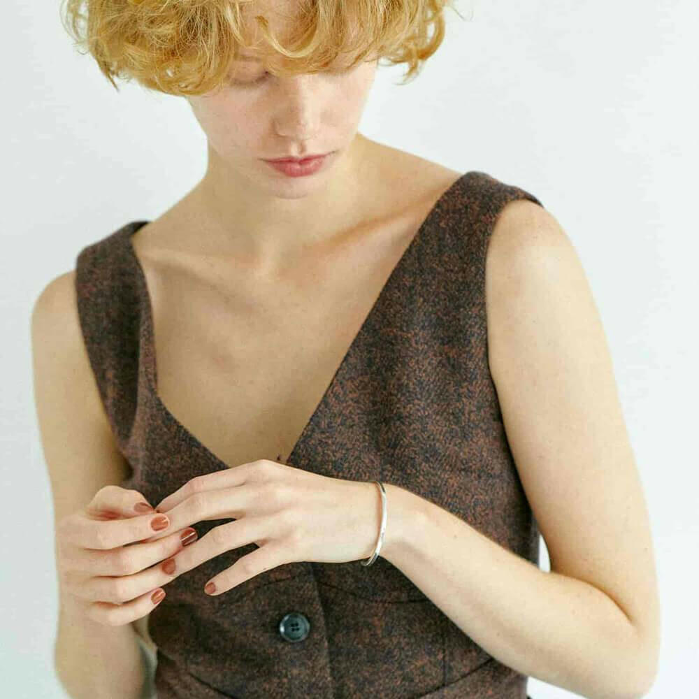 プレーンバングル シルバー 着用画像 | 自然光で輝くシンプルなシルバー925の平打ちバングル