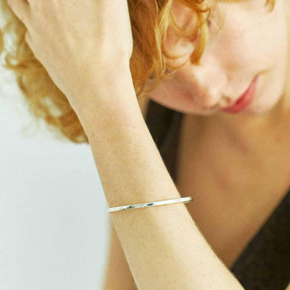 プレーンバングル シルバー アップ | 時計や他のブレスレットとも相性抜群の万能デザイン