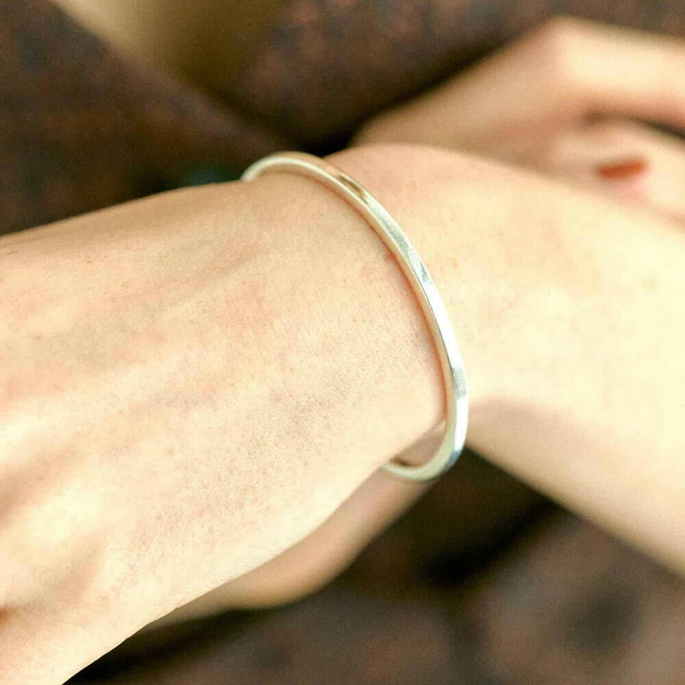 プレーンバングル コーディネート | 手首をスタイリッシュに見せる約5mm幅の程よいボリューム