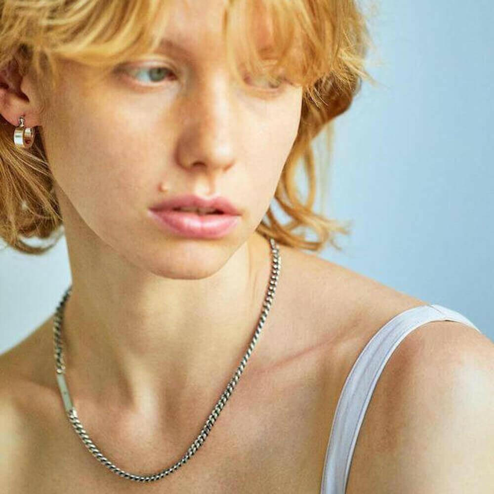 プレートボンズネックレス シルバー 着用画像 | 鎖骨に沿う鏡面プレートがアクセントの喜平チェーンネックレス