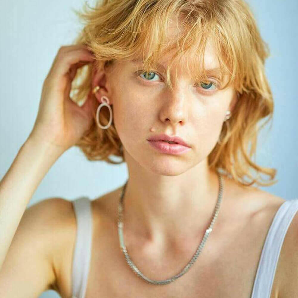 プレートボンズネックレス シルバー 着用 | シンプルなタンクトップを格上げする存在感のあるデザイン