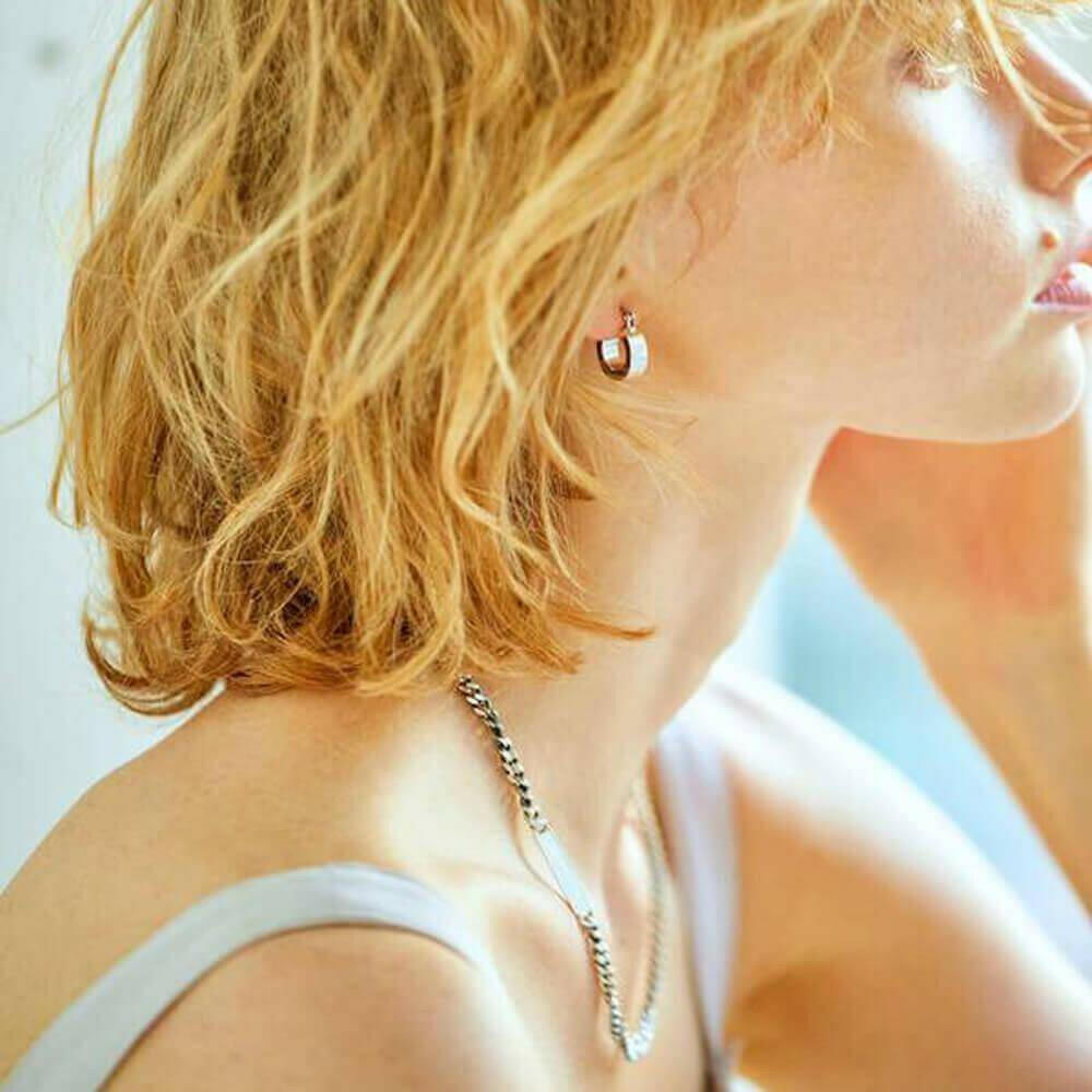 プレートボンズネックレス 横顔 | 首元にシャープな輝きを添えるフラットプレートと喜平チェーン