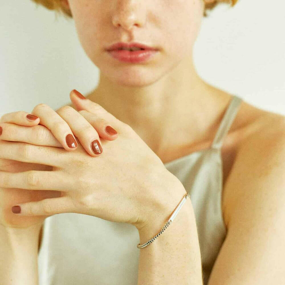 プレートチェーンブレスレット シルバー アップ | フラットな鏡面プレートが手元の動きに合わせて光を反射