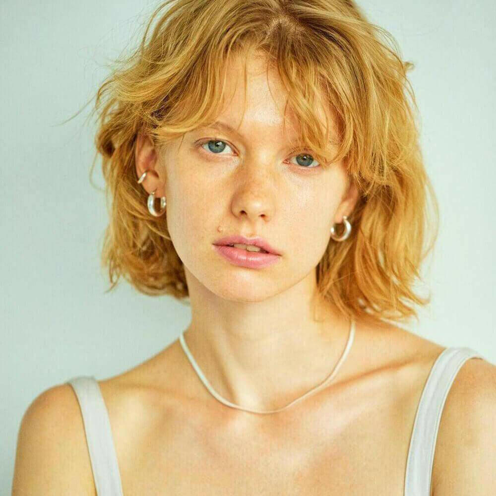 プランプフープピアス シルバー 着用画像 | 顔周りを優しく彩る丸みのあるシルバー925ピアス