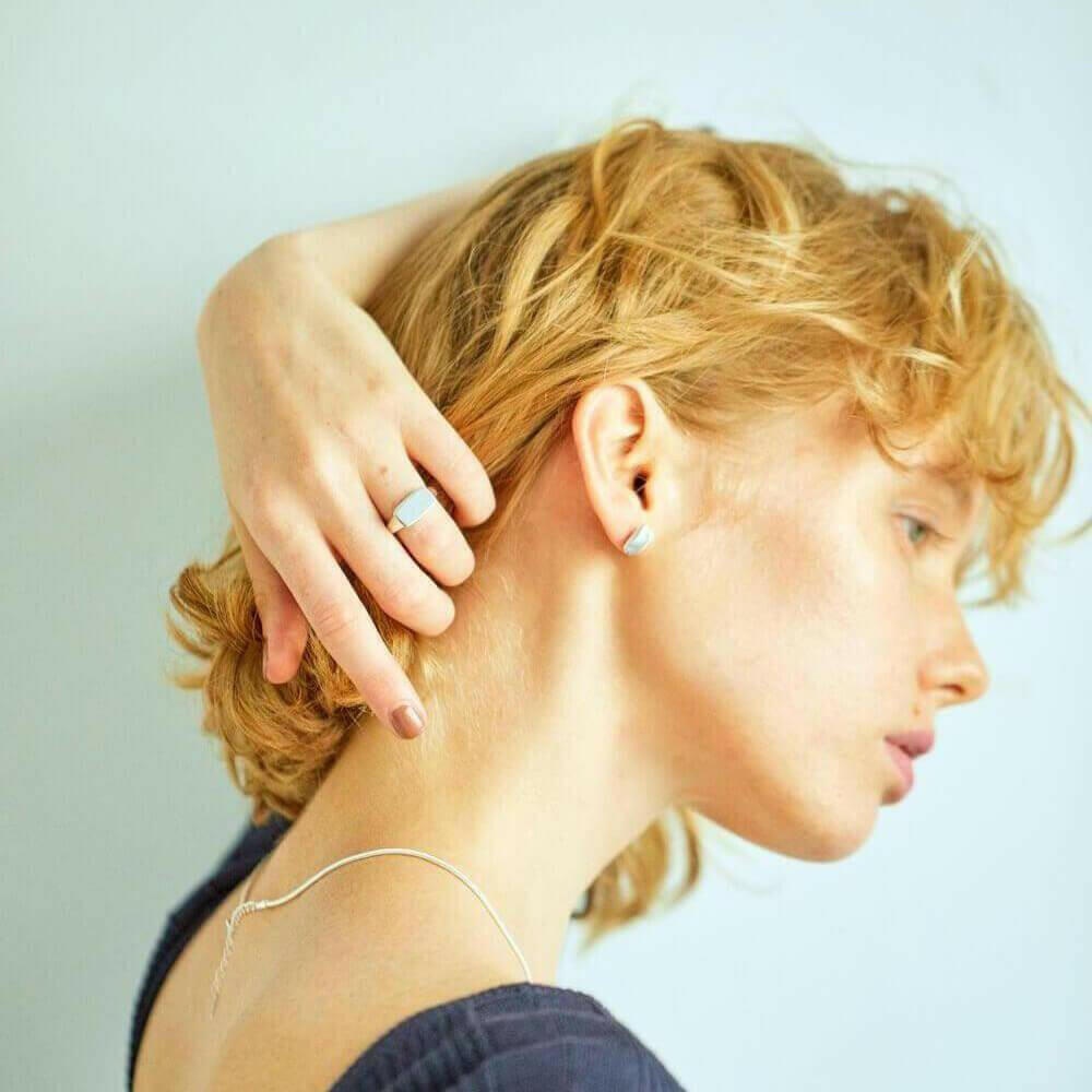 ラウンドスネークネックレス シルバー925 着用 | 肌に溶け込むような繊細なスネークチェーン