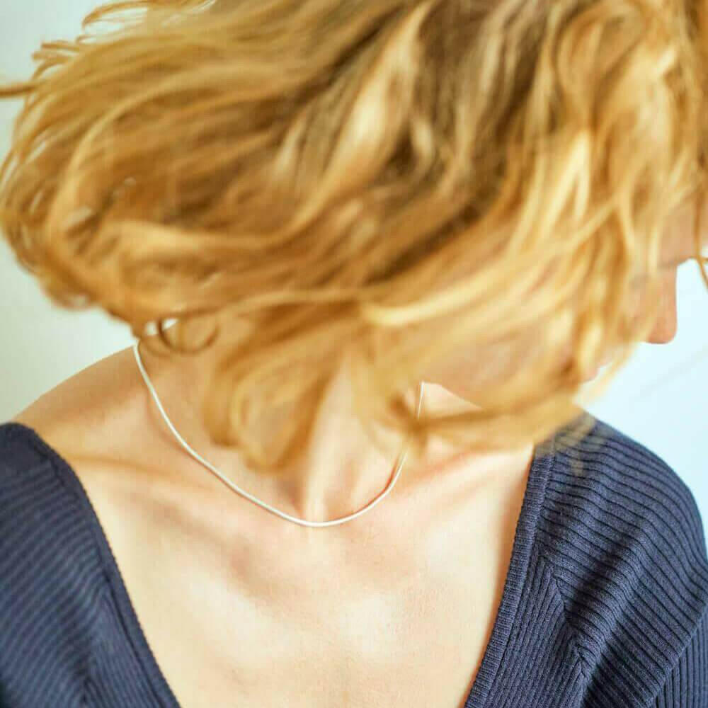 ラウンドスネークネックレス シルバー 横顔 | 首元を美しく見せる華奢でしなやかなチェーン