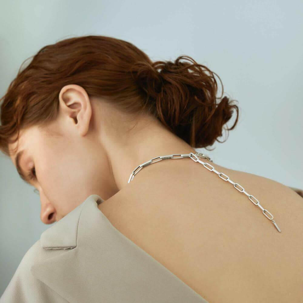 ヴァンテージチェーンネックレス 2way | バックスタイルも美しく見せるチョーカーアレンジの着用例