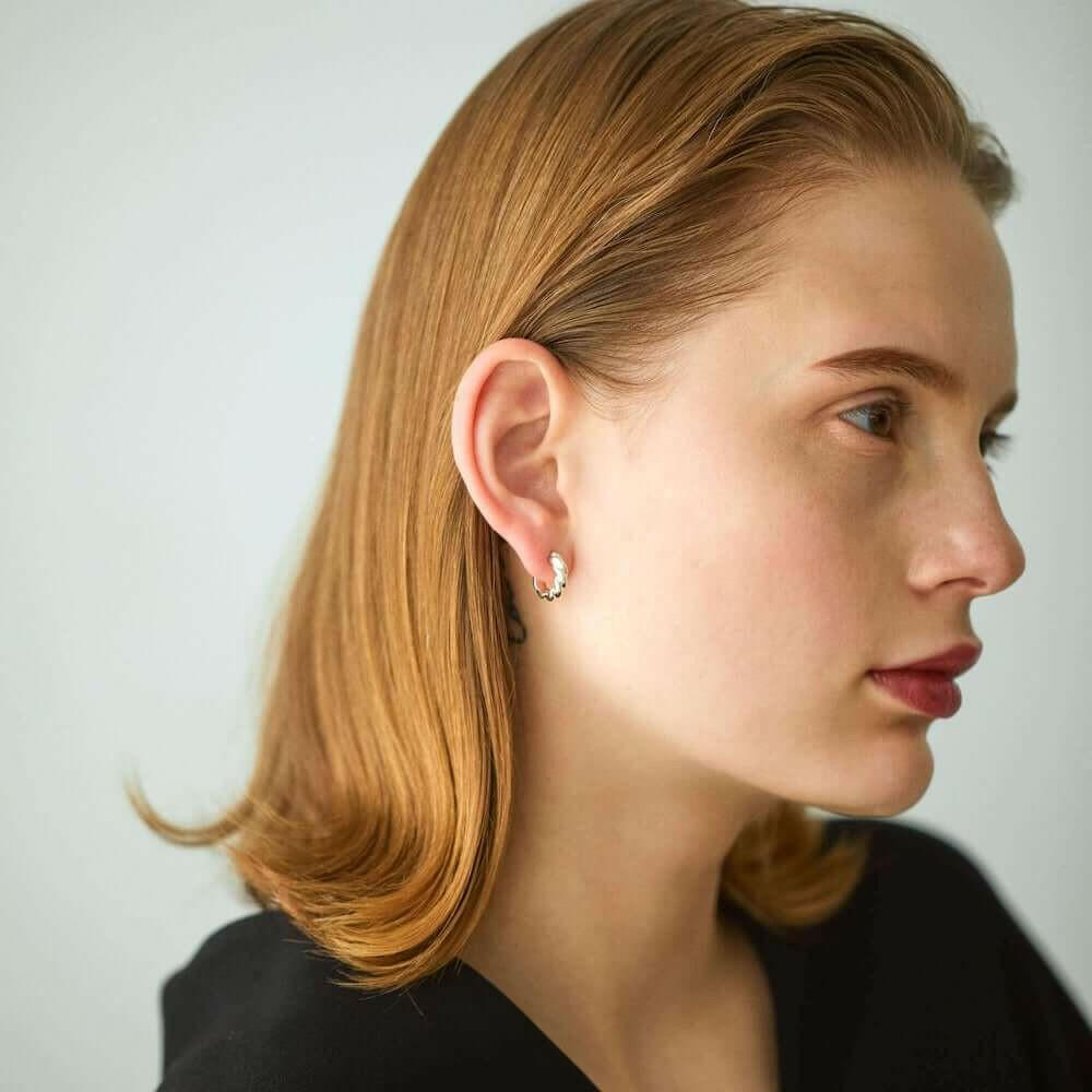 ウェーブフープピアス S シルバー 着用画像 | 光を反射してきらめくシルバー925のツイストフープ