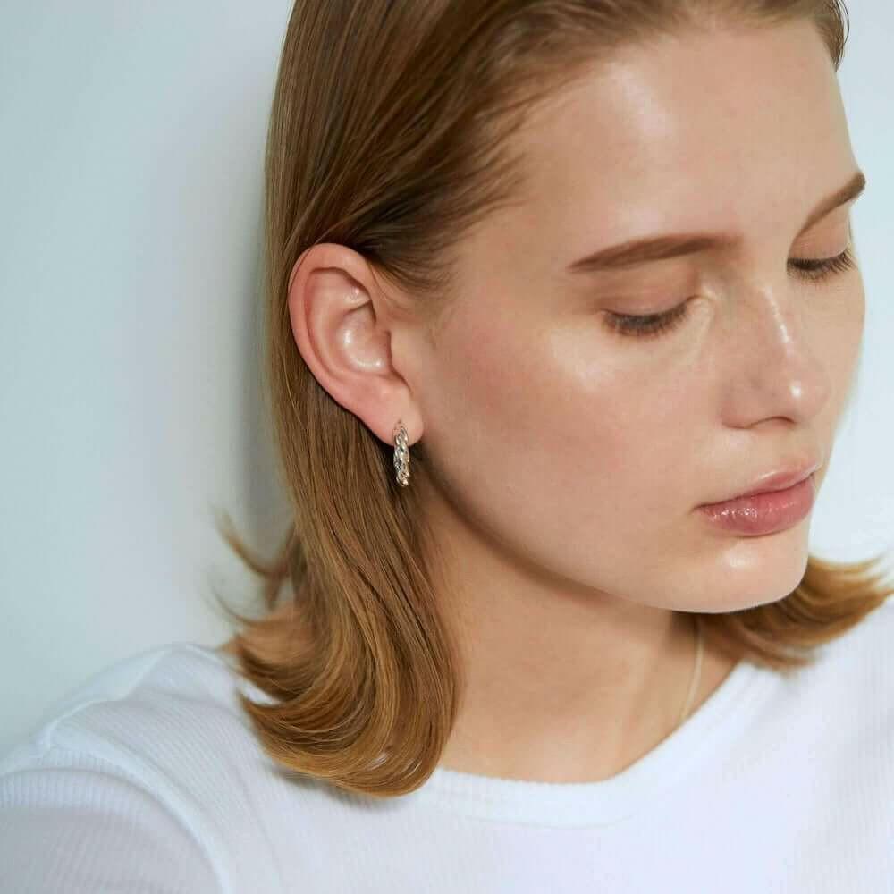 ウェーブフープピアス M シルバー 着用画像 | シンプルな白Tシャツも格上げする存在感のあるシルバーピアス