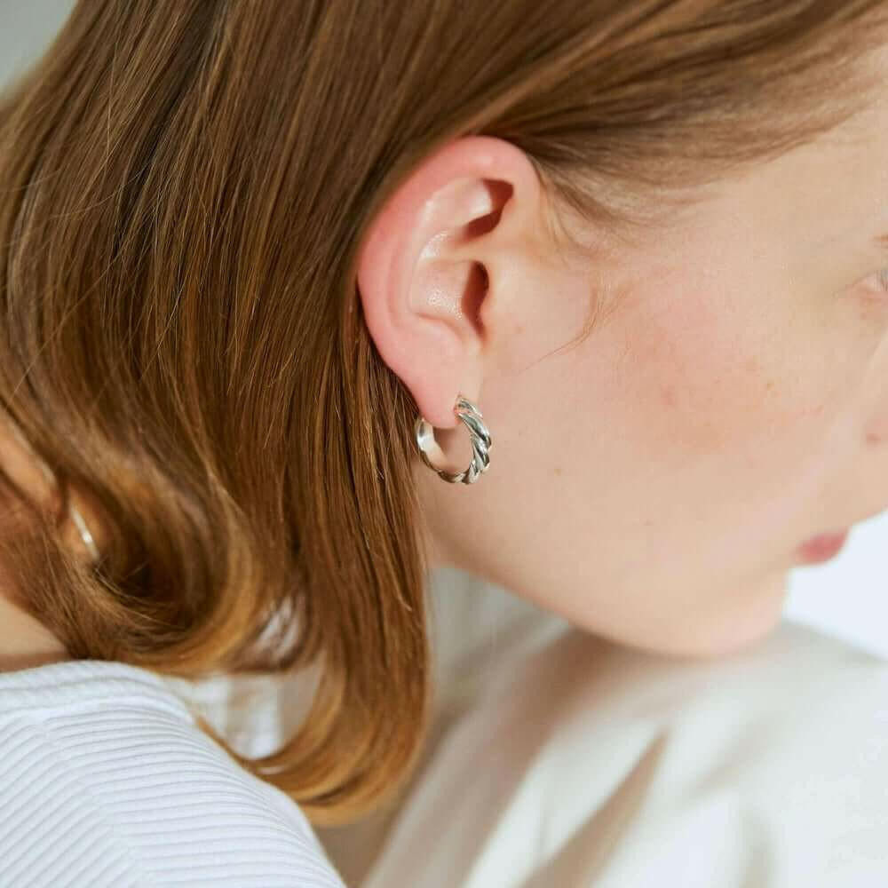 ウェーブフープピアス M シルバー アップ | 立体的なウェーブが美しい陰影を作るボリュームフープ