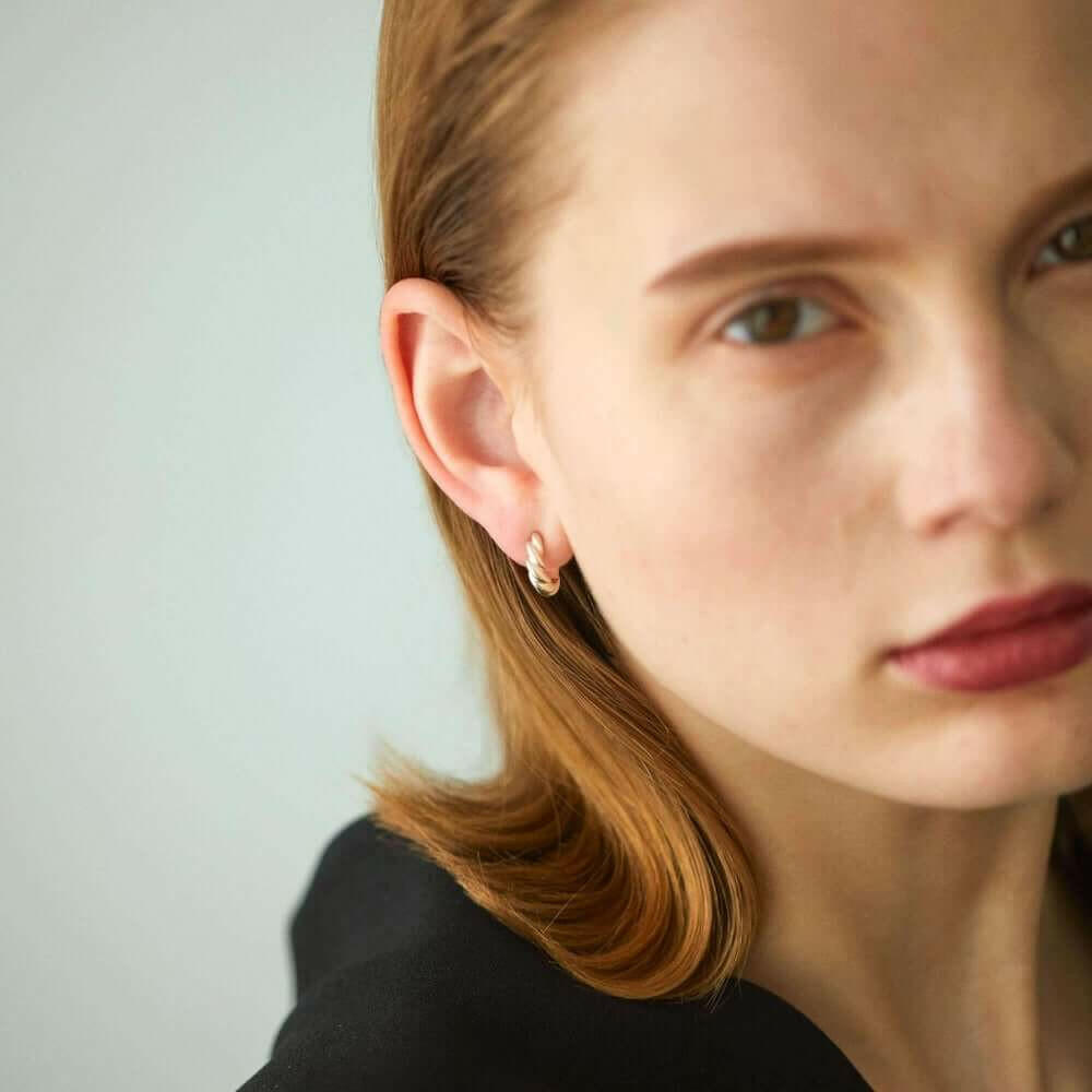 ウェーブフープピアス S シルバー 着用画像 | シンプルコーデに華を添える小ぶりなウェーブピアス