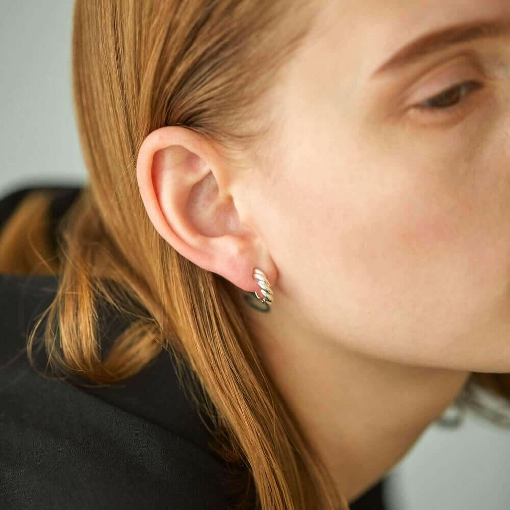 ウェーブフープピアス S シルバー 横顔 | 耳元に立体感を与えるひねりの効いたデザイン