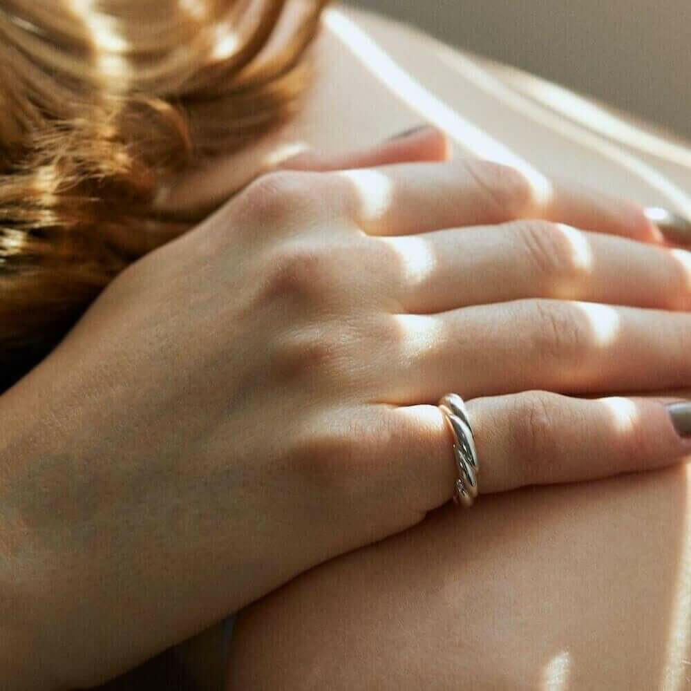 ウェーブリング シルバー925 着用画像 | 陰影のあるツイストデザインが指を綺麗に見せる