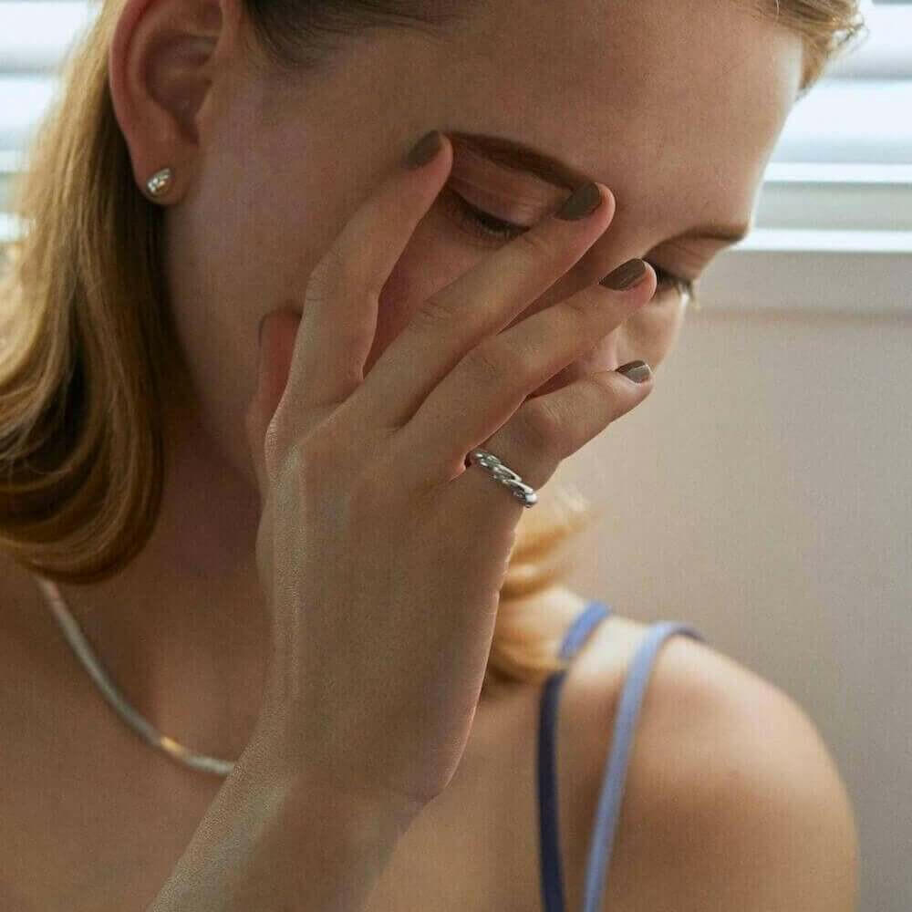 ウェーブリング シルバー 着用 | シンプルな装いにアクセントを加える立体的なフォルム