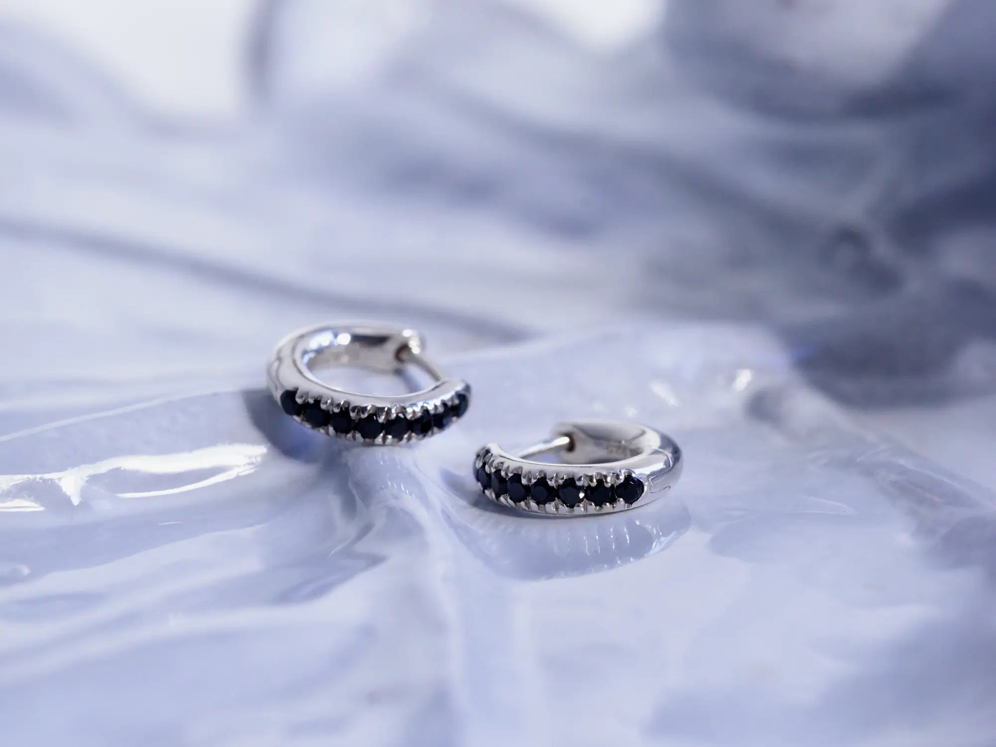 お風呂も寝る時も外さない。素肌に寄り添う「つけっぱなしピアス」と肌に優しい素材ガイド