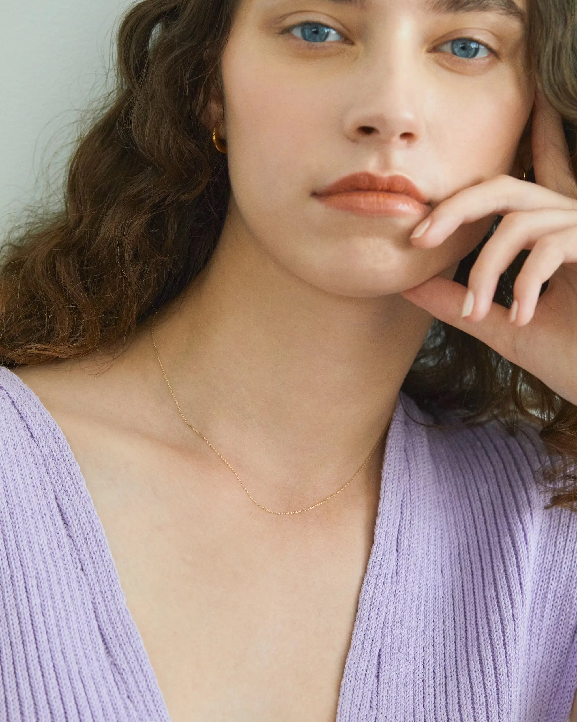 10Kイエローゴールド チェーンネックレス 着用画像 - 絹糸のように繊細なチェーンが素肌に溶け込むスキンジュエリー