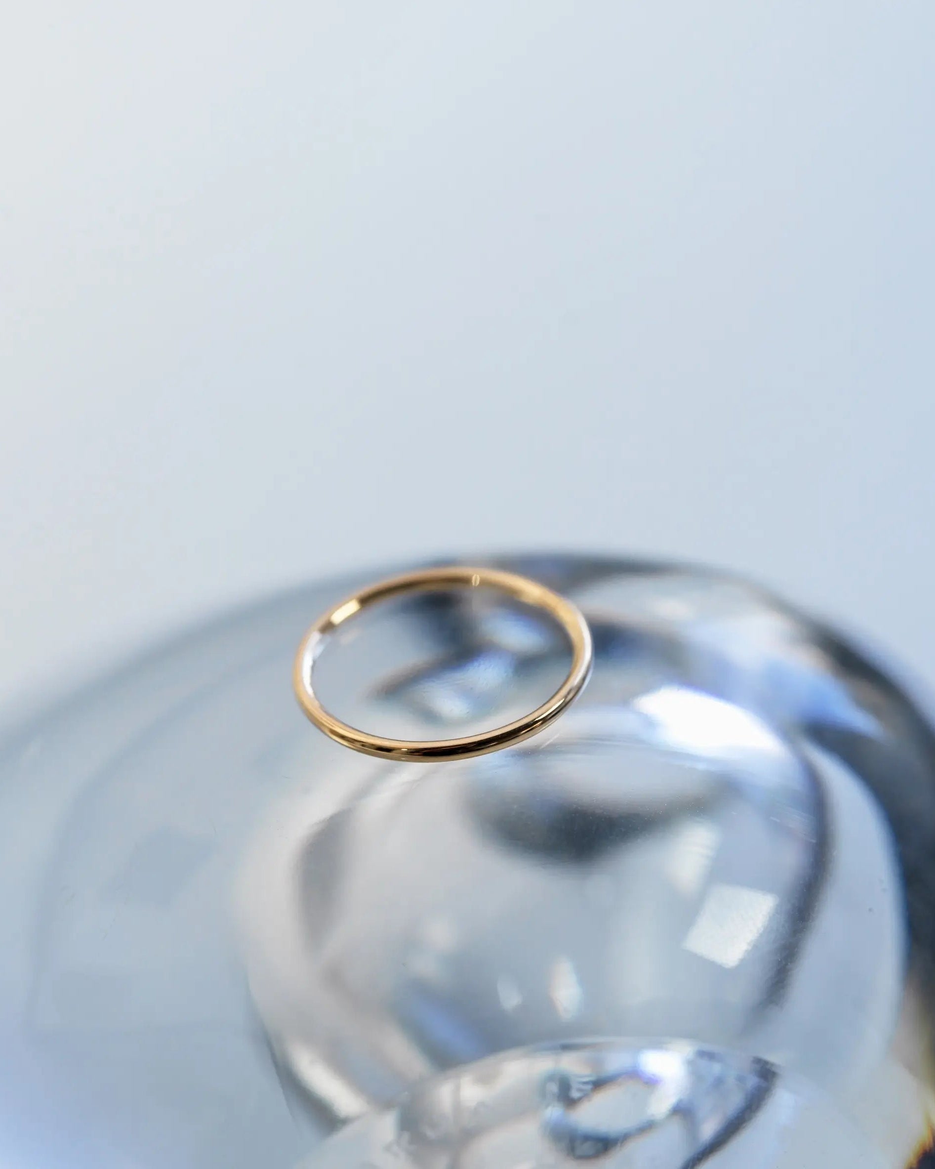 Aletta Jewelry 10Kゴールド イリスリング｜K10イエローゴールドの極細1mm幅リング 置き画