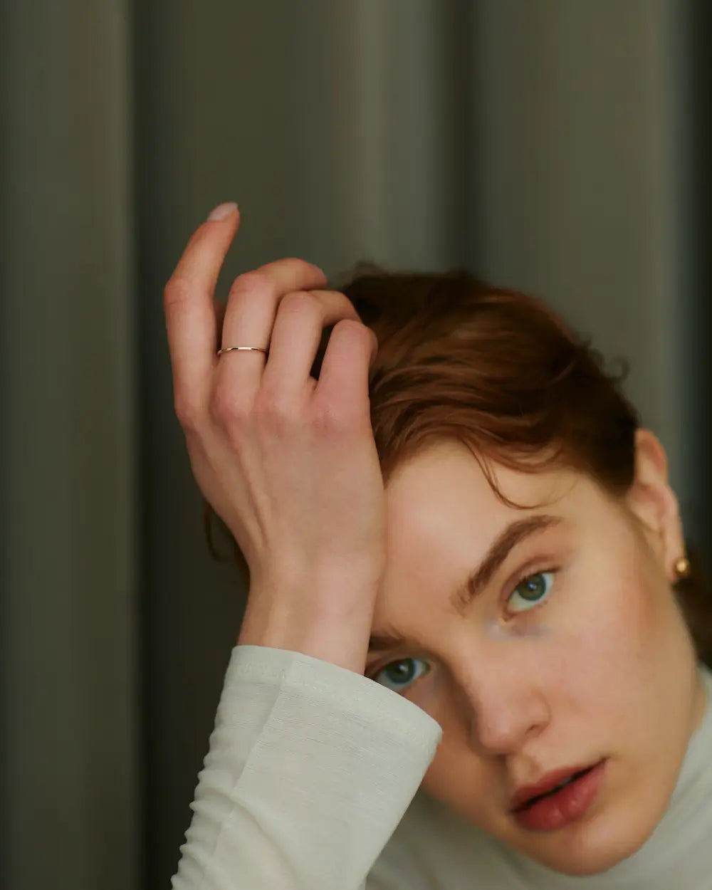 10Kゴールド イリスリング 着用画像 | 指を細く見せる華奢でシンプルなスキンジュエリー