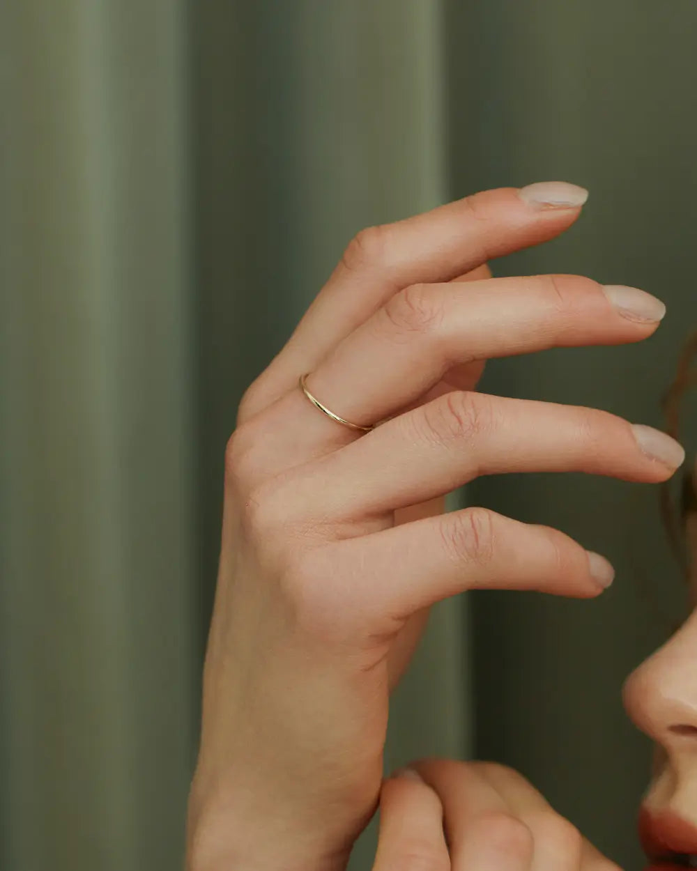 10Kゴールド イリスリング 手元 | 肌に馴染む温かみのある10金素材の魅力