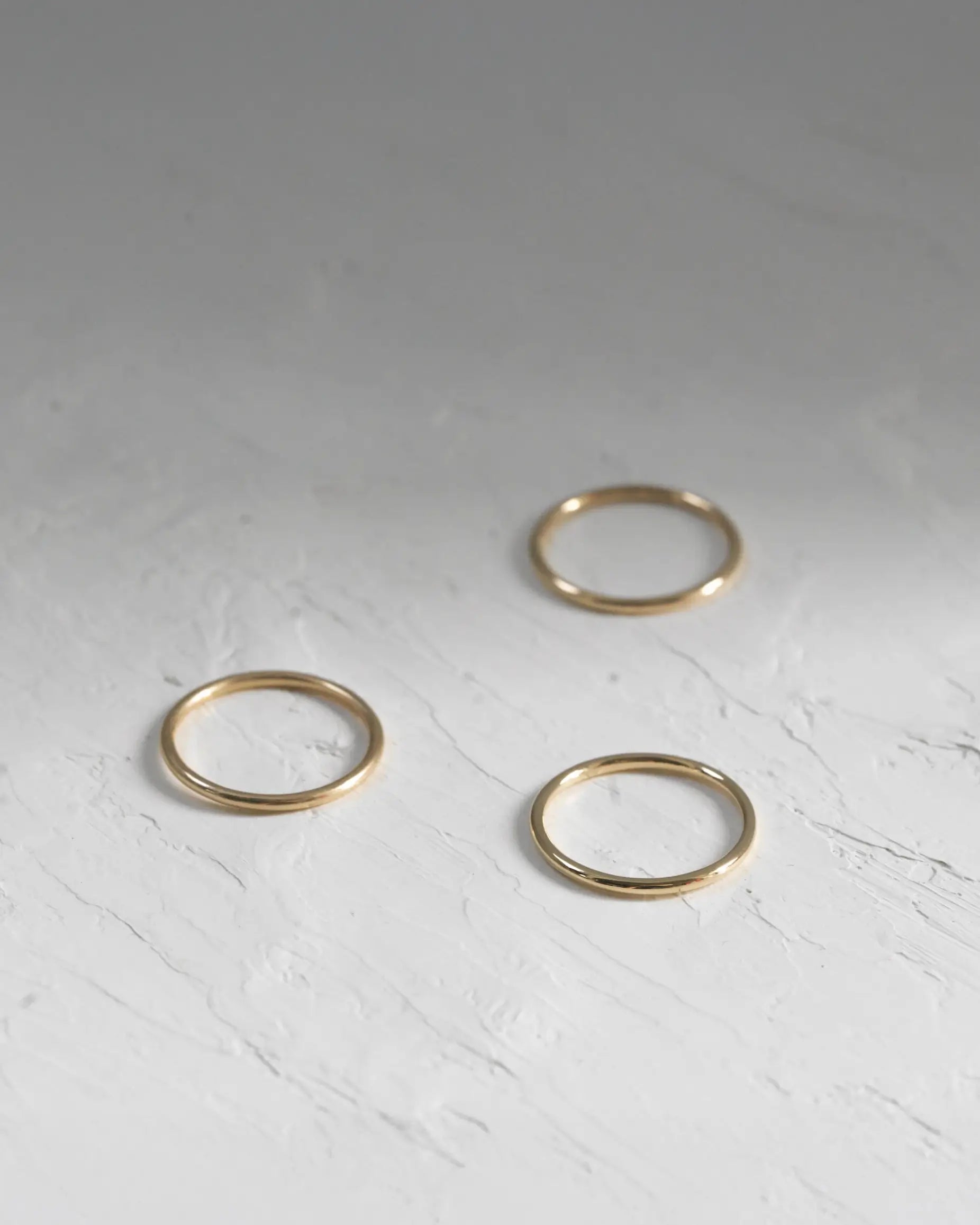 10Kゴールド イリスリング 置き画 | 重ね付けにも最適な極細1mm幅のK10リング