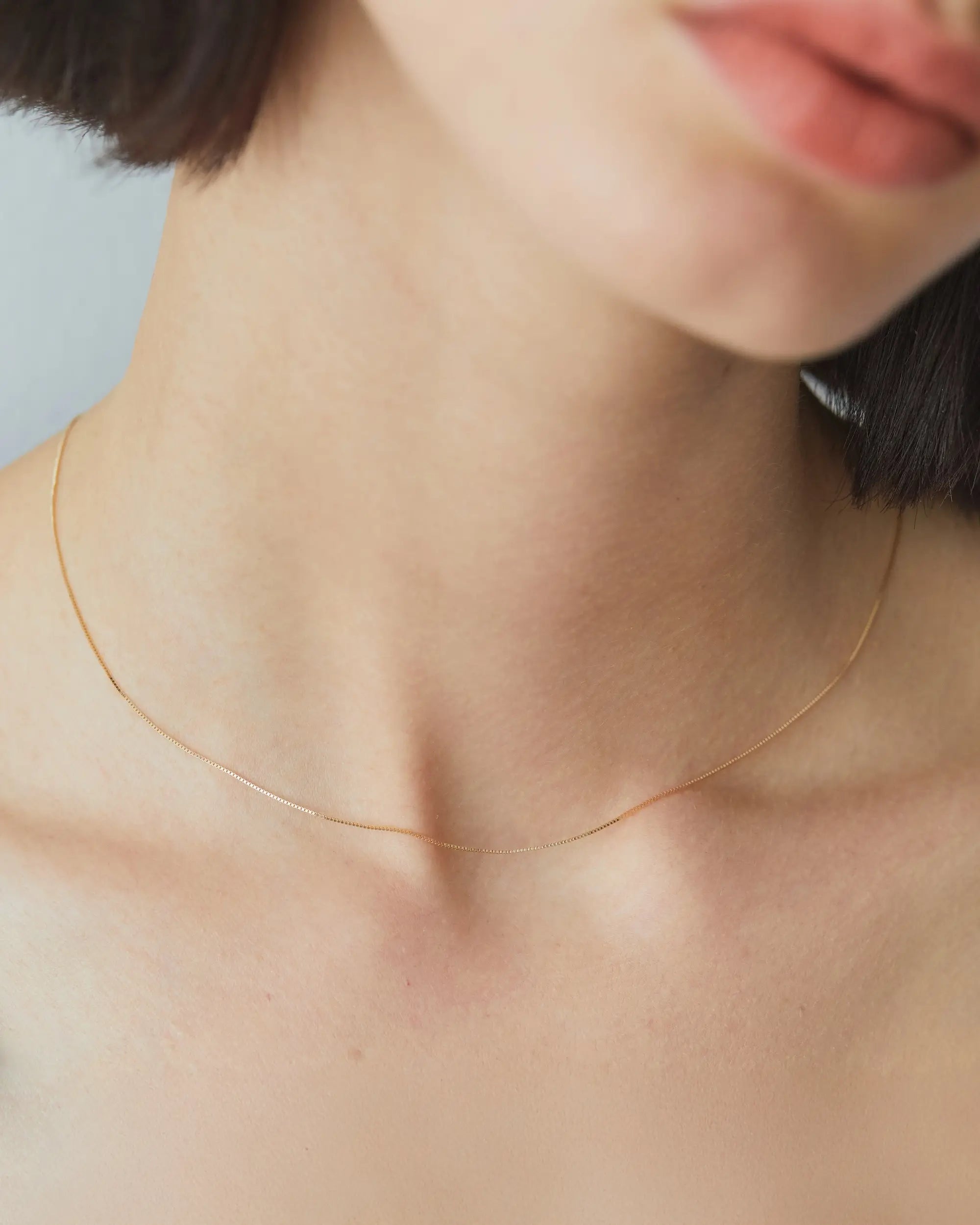 素肌に馴染むK10(10金)ベネチアンチェーンネックレス デコルテ着用画像（華奢なスキンジュエリー）