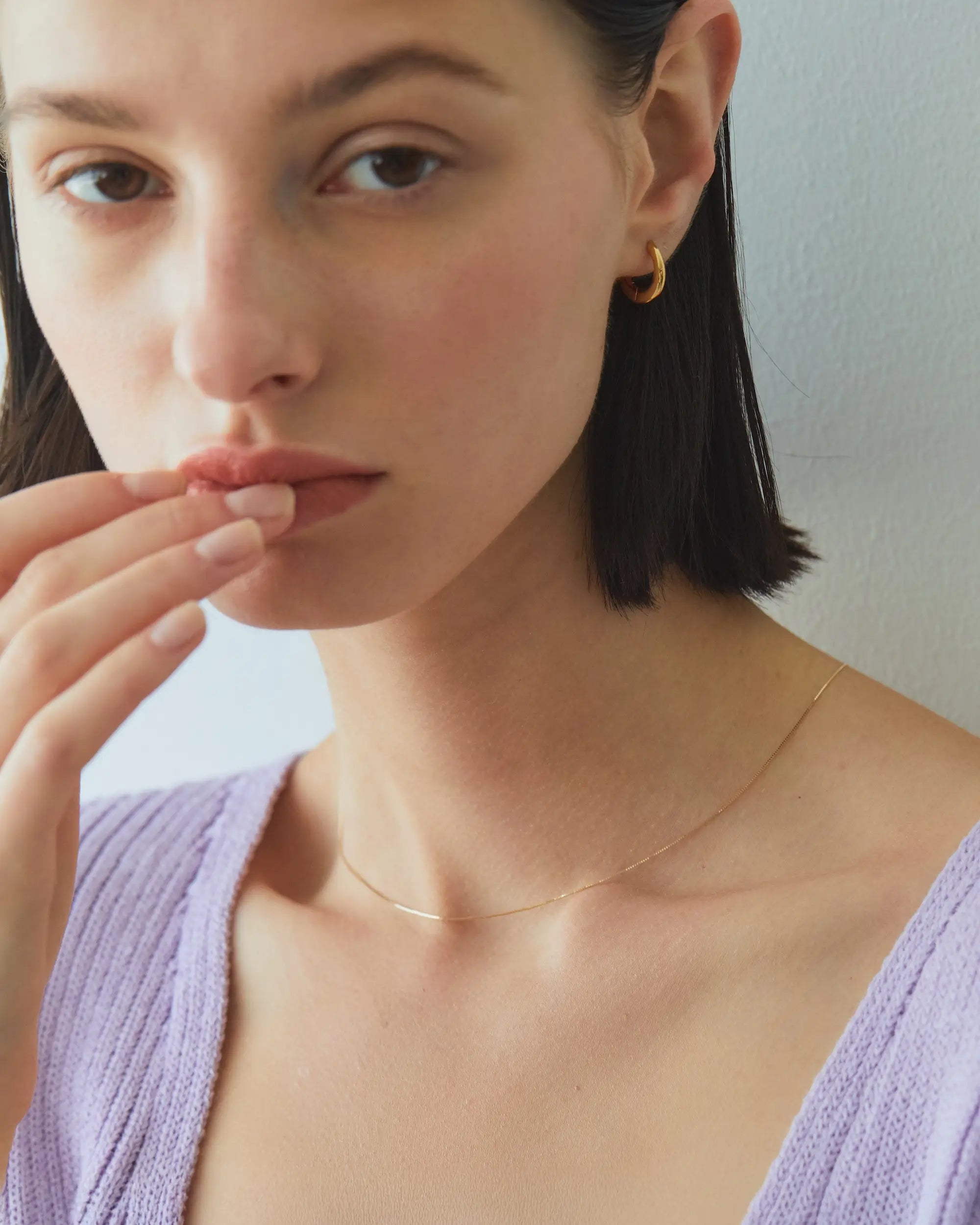 大人のデコルテを美しく魅せる10金ベネチアンチェーンネックレス 着用シーン