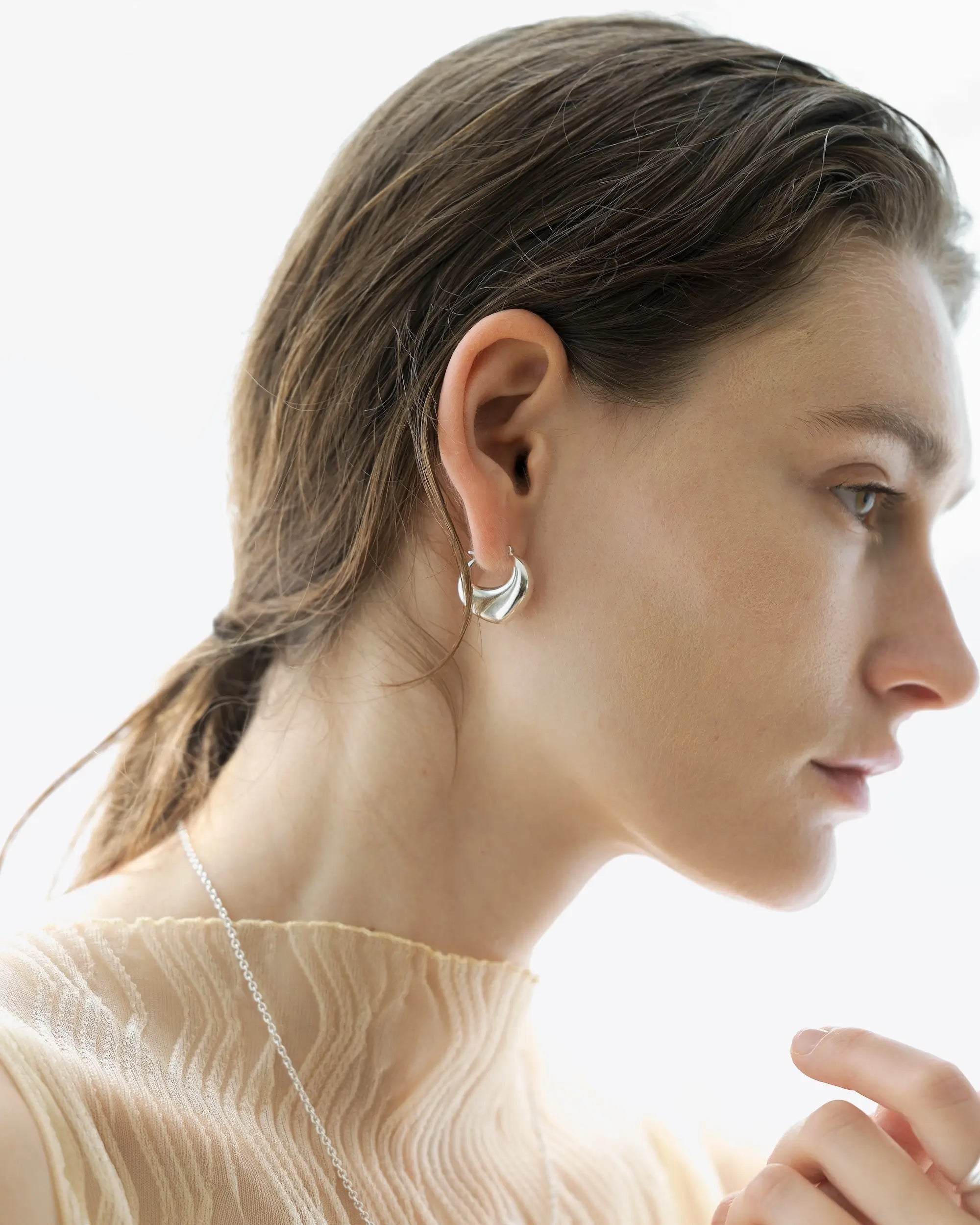 オープンハートフープピアス シルバー アップ | どの角度から見ても美しい曲線の立体ハート