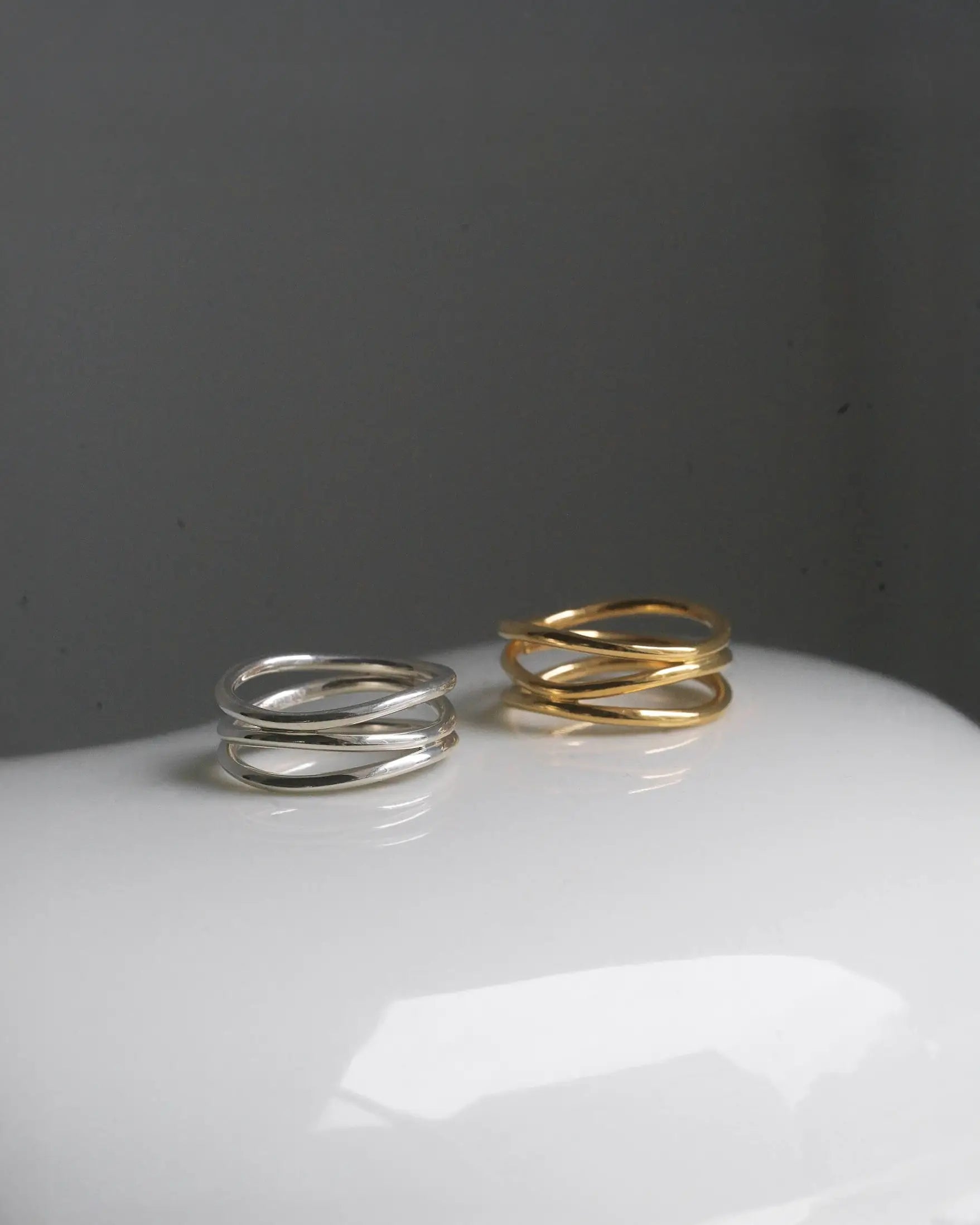 金属アレルギー対応（ニッケルフリー）のSilver925製ウェーブリング。落ち着いた光沢感のあるシルバーとゴールドのペア。