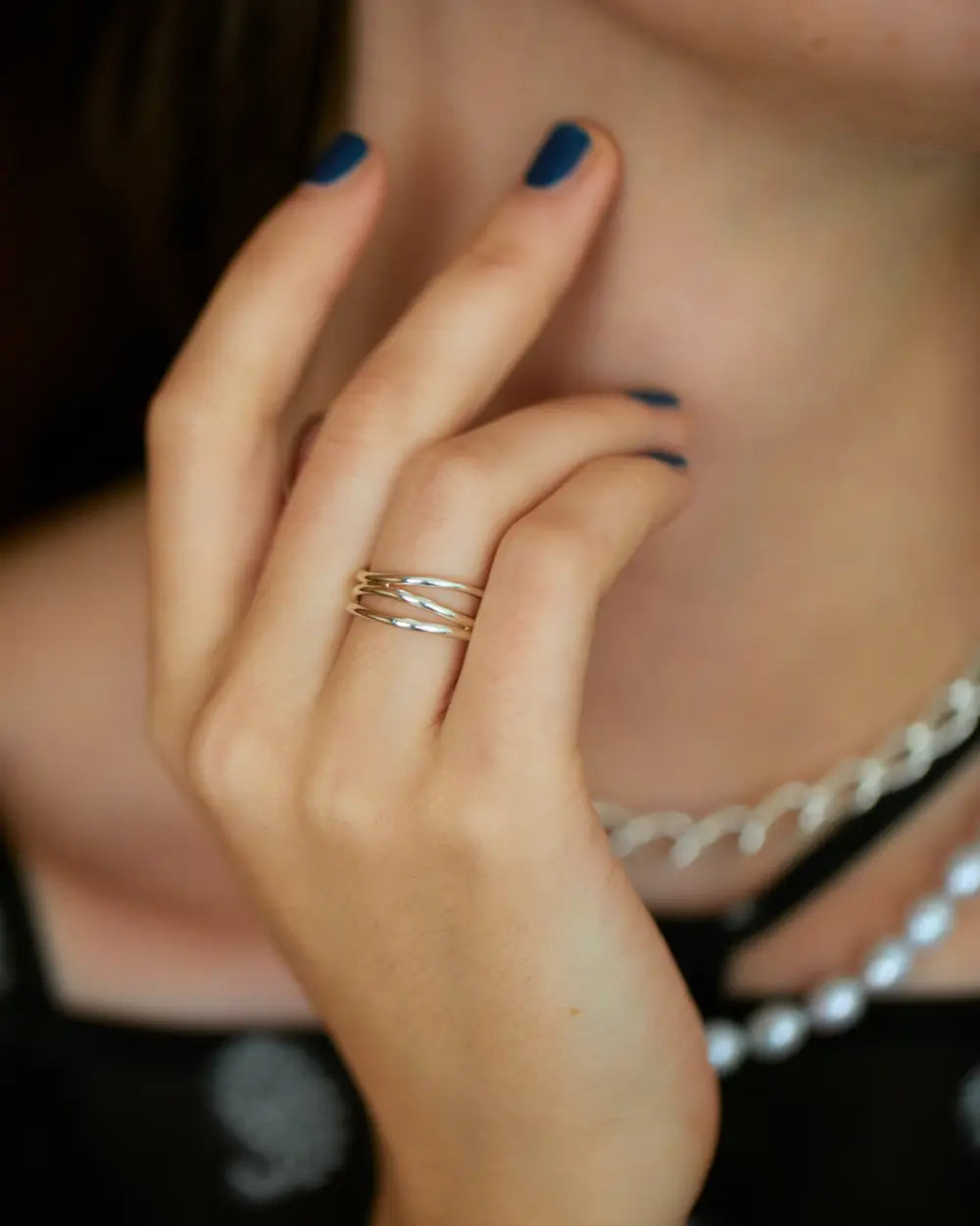 シルバー925の3ロウウェーブリング手元アップ。流れるような曲線が指を美しく見せるデザイン。