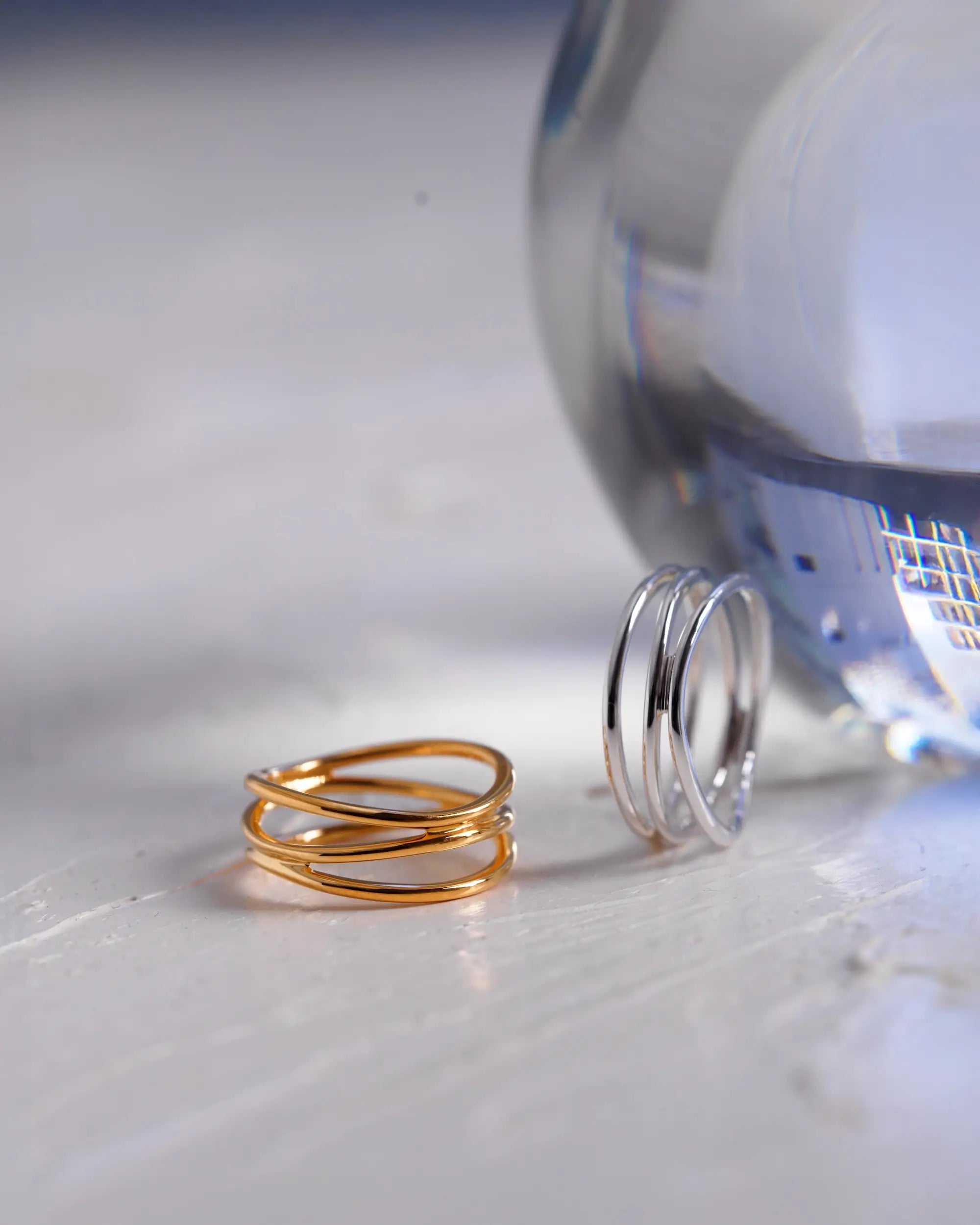 Silver925製3ロウウェーブリング ゴールドとシルバーの2色展開。3本の曲線が重なり合う立体的なデザイン指輪。