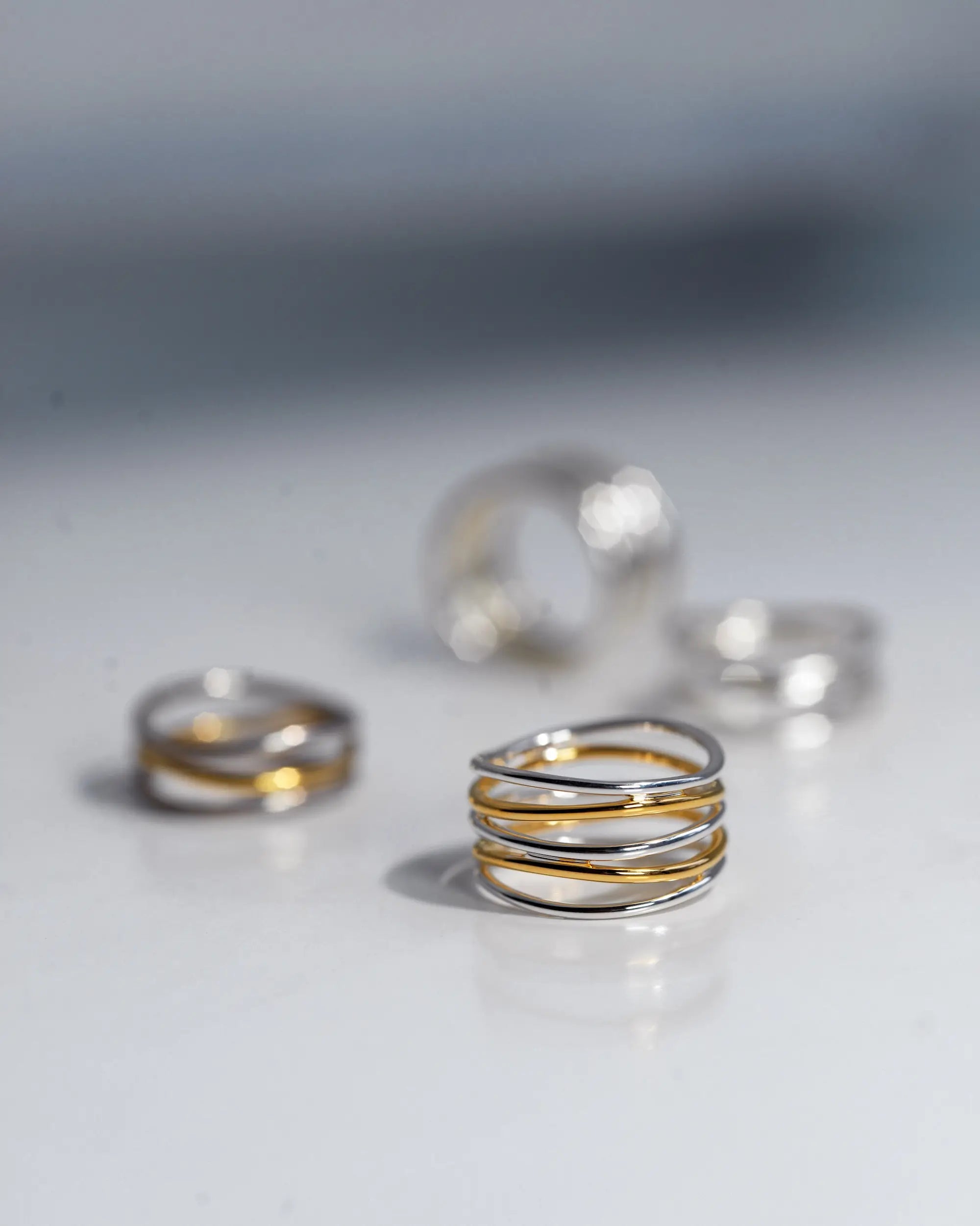 バイカラーの5ロウウェーブリング。人差し指や中指に人気のデザインで、シンプルながらも存在感があります。つけっぱなしでも錆びないシルバー925素材に18金K18コーティングを施しており、メンズ・レディースのペアリングとしても最適なシルバーアクセサリーブランドの指輪です。