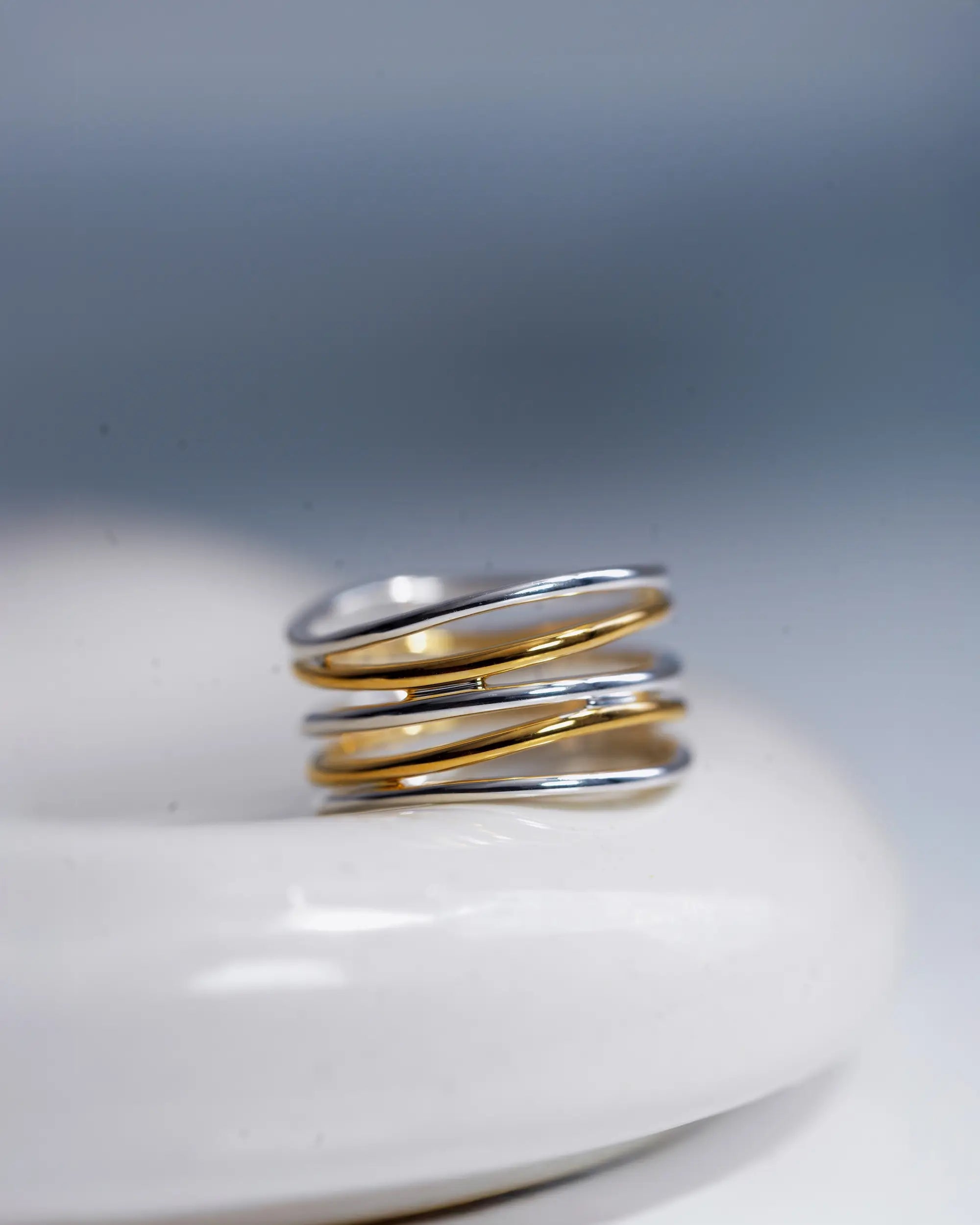 バイカラーの5ロウウェーブリング。人差し指や中指に人気のデザインで、シンプルながらも存在感があります。つけっぱなしでも錆びないシルバー925素材に18金K18コーティングを施しており、メンズ・レディースのペアリングとしても最適なシルバーアクセサリーブランドの指輪です。