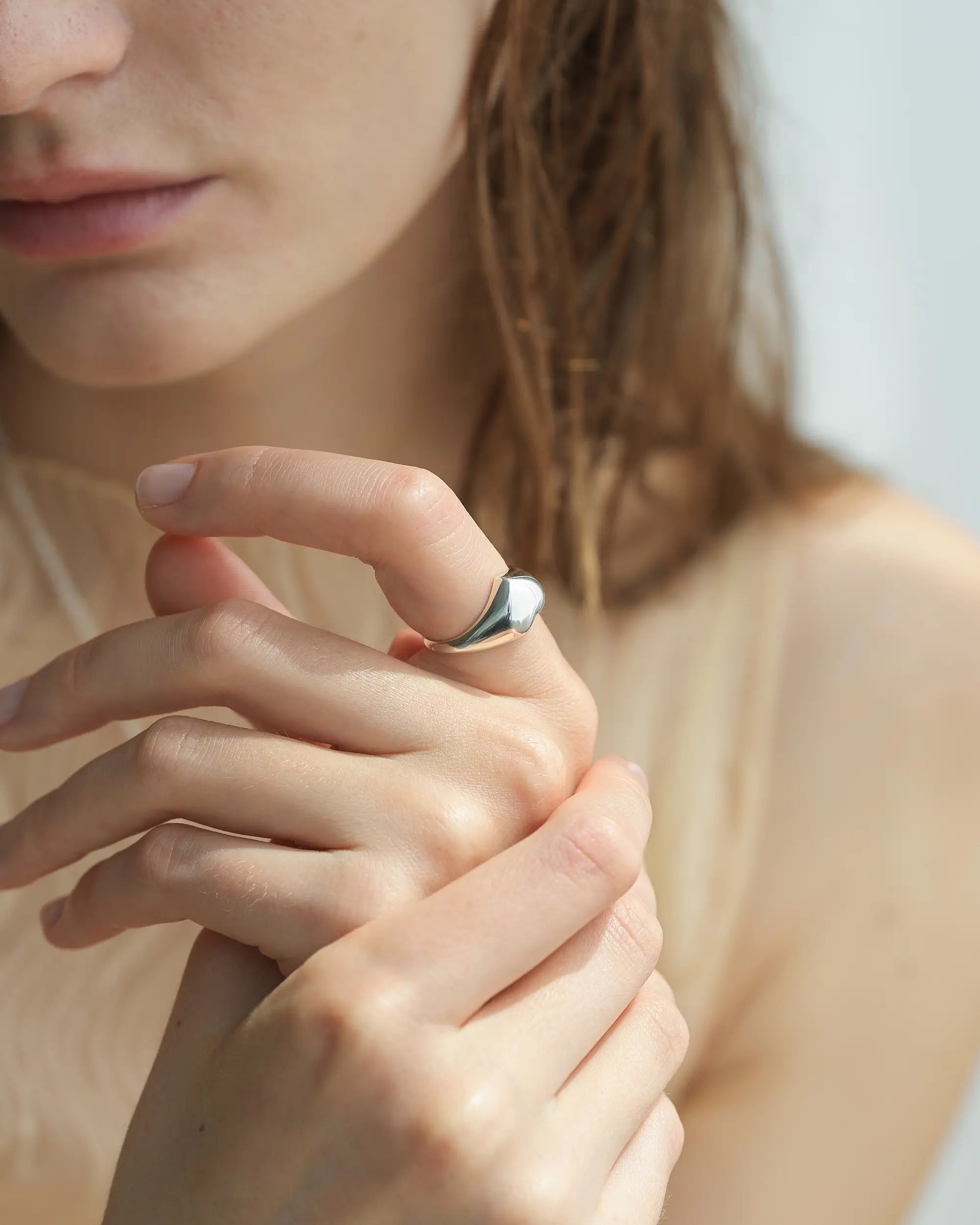 オープンハートリング シルバー着用 | デイリーユースに最適なタイムレスなハートモチーフ