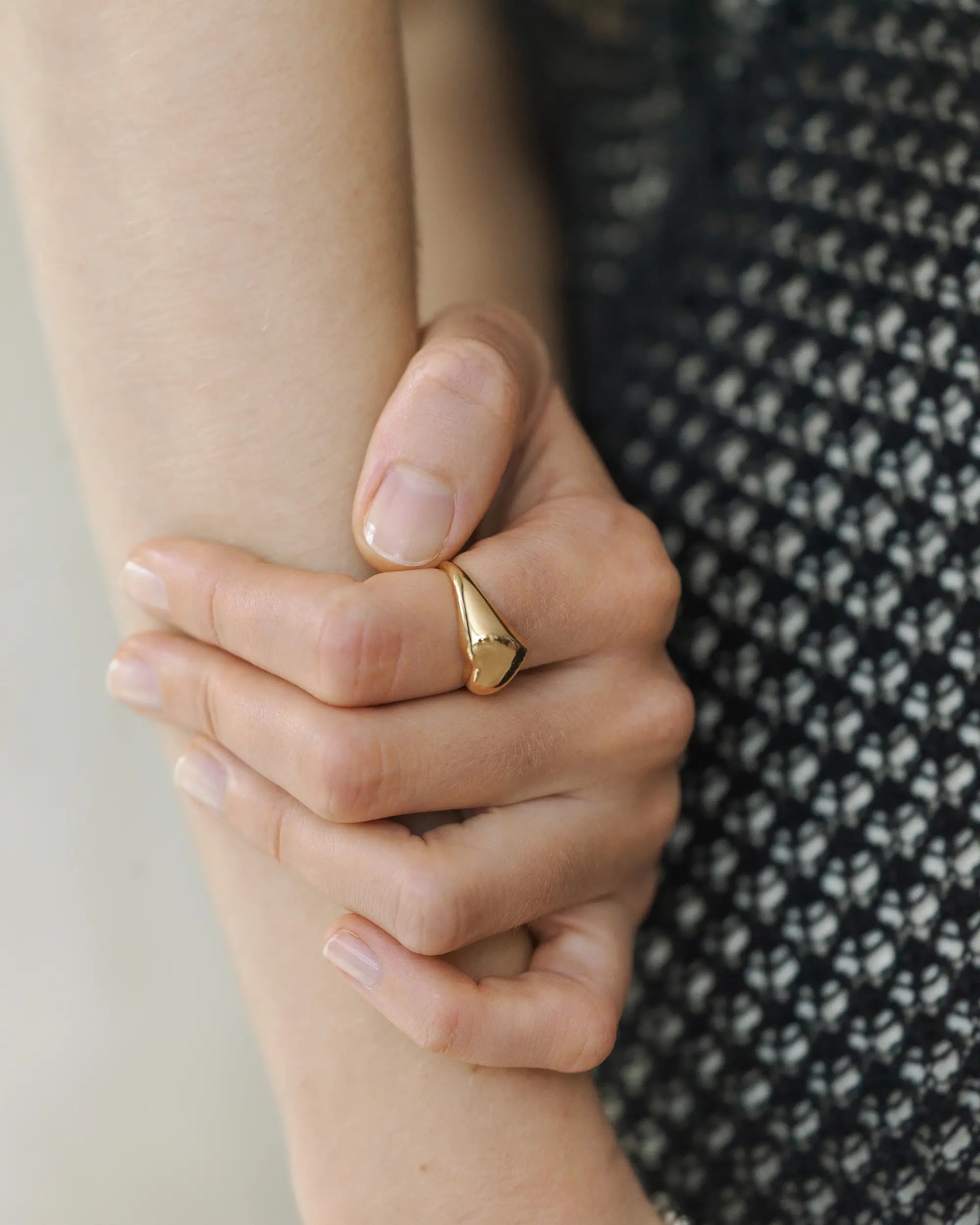 オープンハートリング ゴールド 手元 | メッセージ性を込めたアイコニックなモチーフ