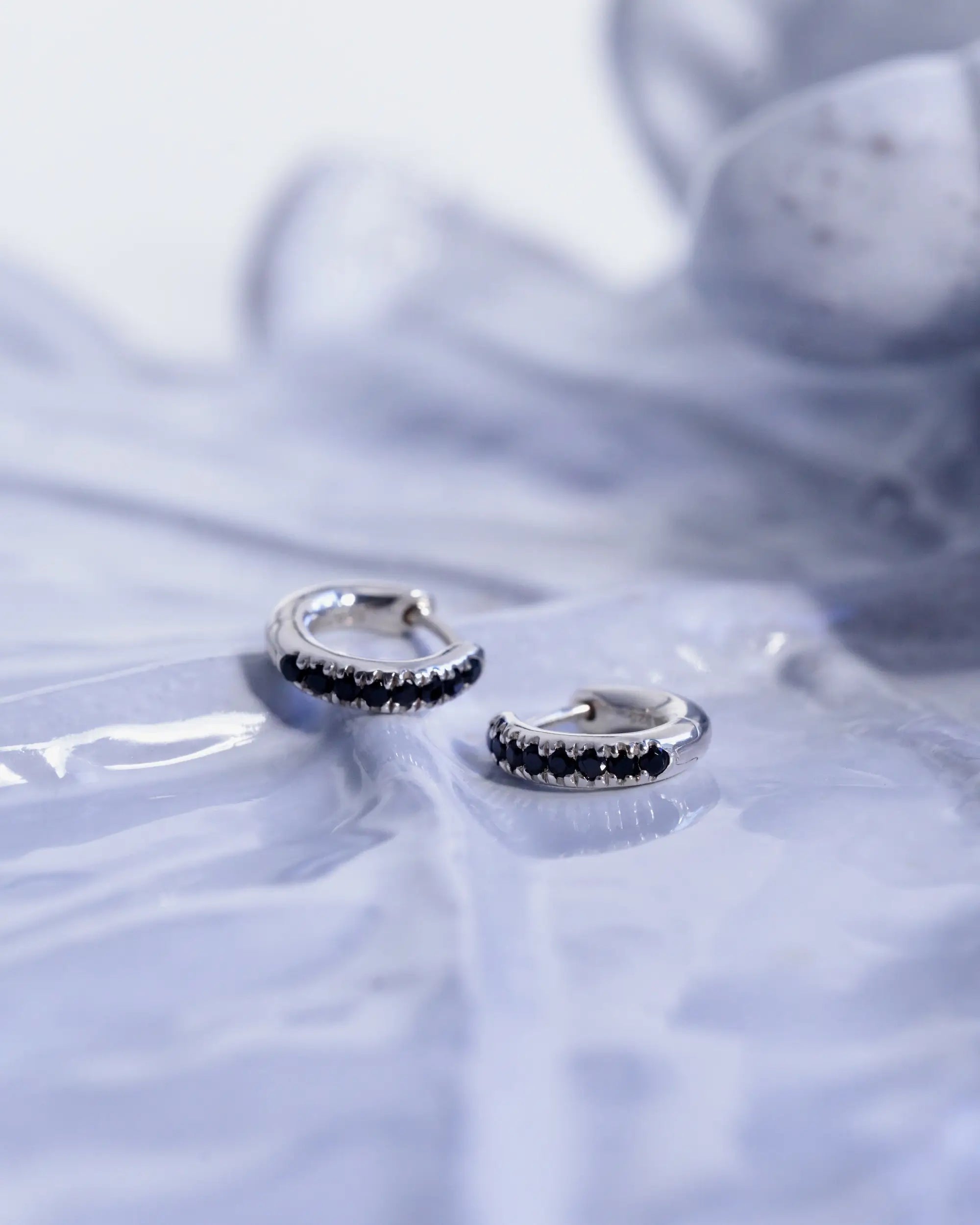 アビスフープピアス。シルバー925とオニキスを使用し、金属アレルギー対応でつけっぱなしも可能なメンズ・レディース兼用のフープピアス。