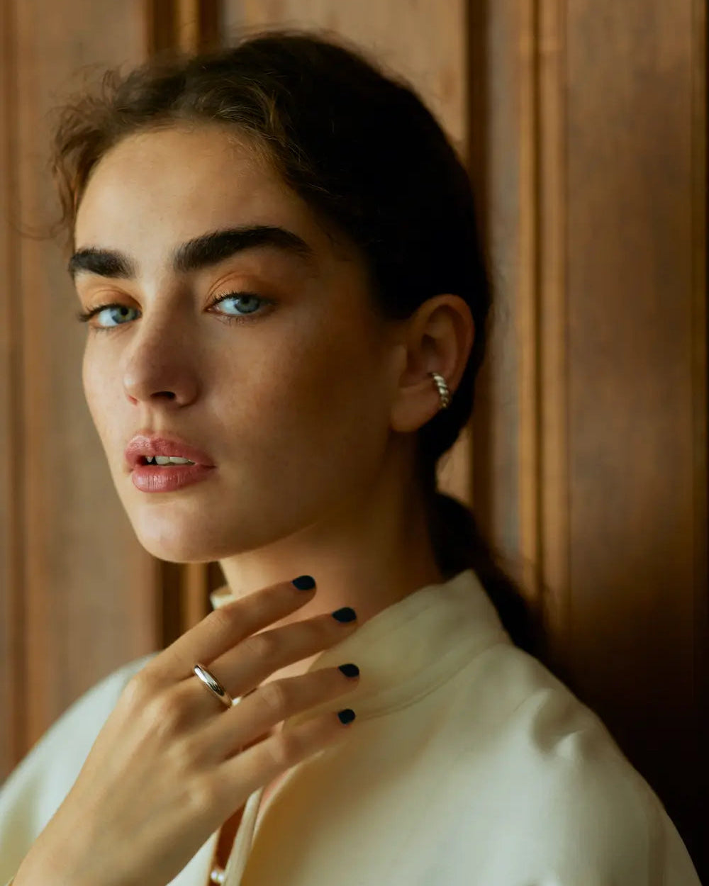 シルバー925製ウェーブイヤーカフを着用した女性モデル。動きのあるシルエットが耳元にさりげない華やかさを添える洗練されたデザイン。