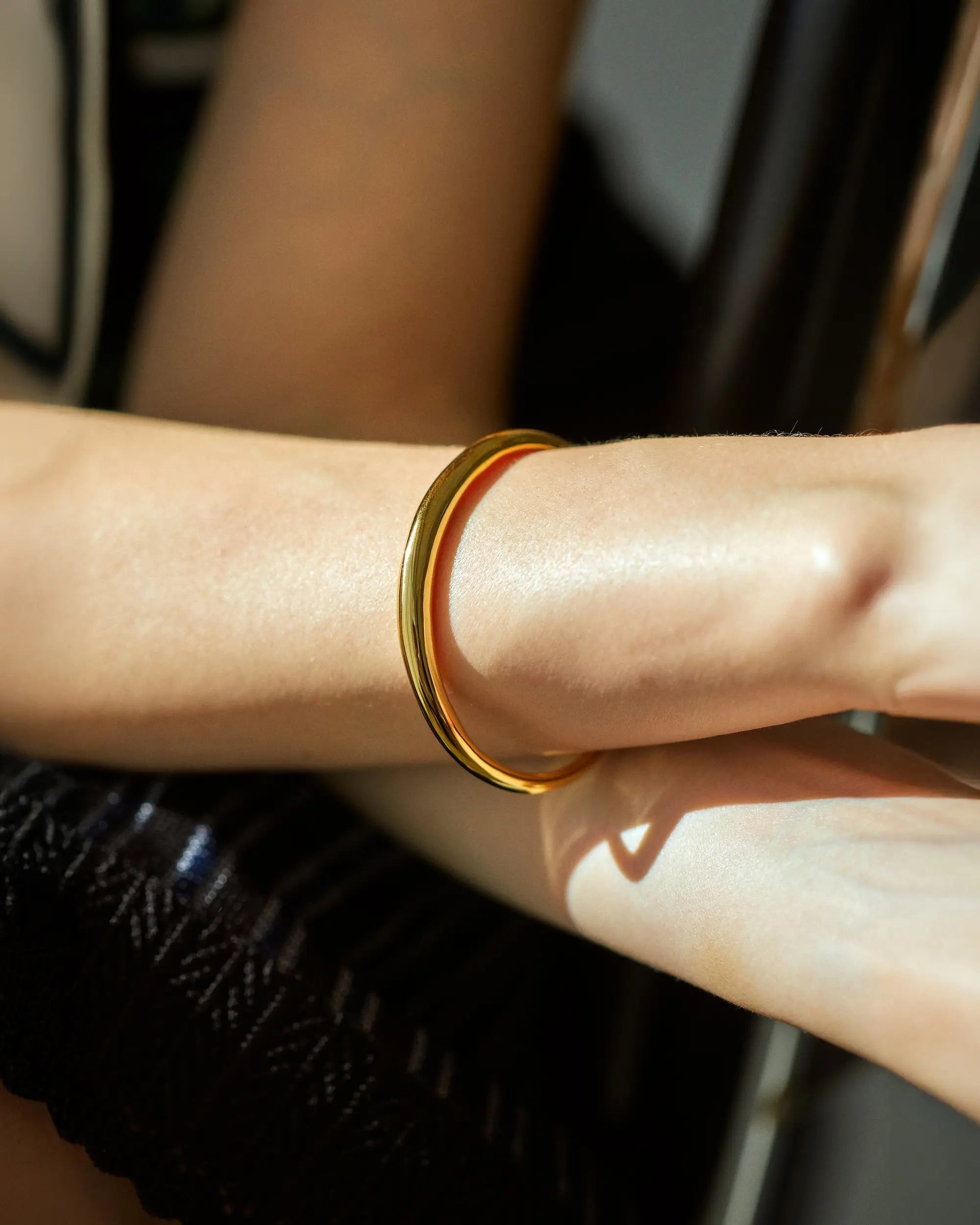 アストルバングル ゴールド コーディネート | シンプルな装いにモードなアクセントを加える存在感