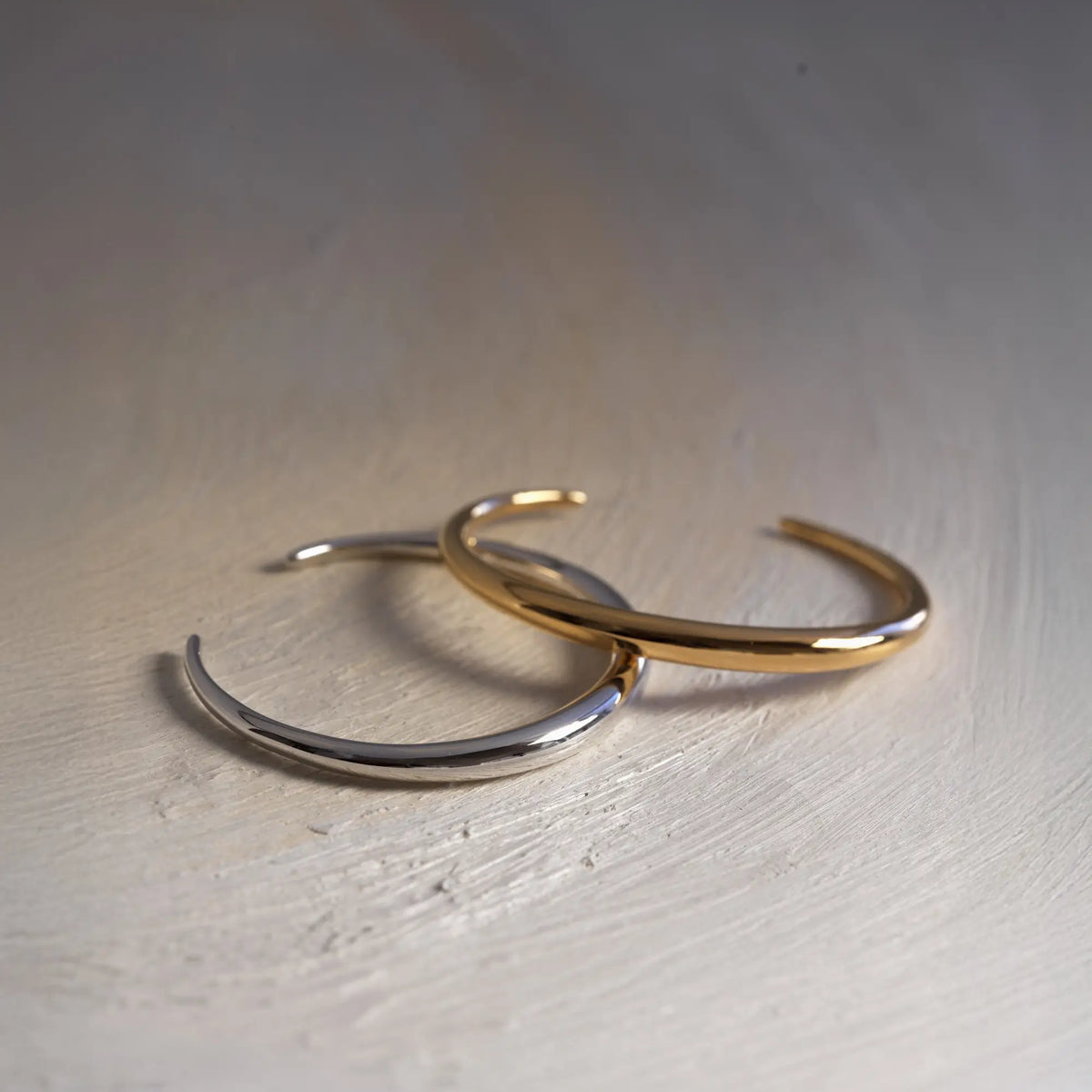 アストルバングル | 天体をイメージした曲線美のシルバー925バングル