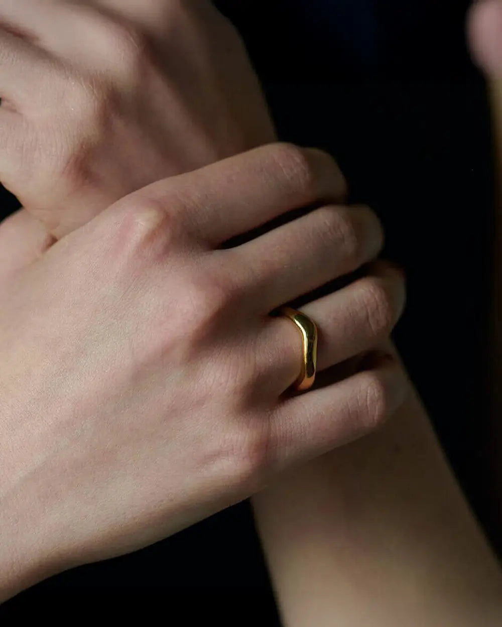 ボールドウェーブリング ゴールド 着用画像 | 男性にも似合うジェンダーフリーなデザインリング