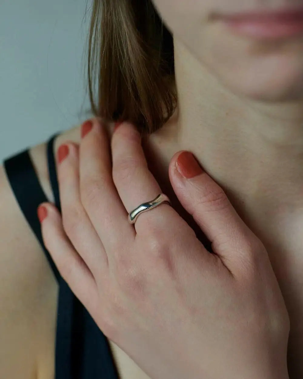 ボールドウェーブリング シルバー 着用 | 力強いフォルムが指を細く見せるアシンメトリーな輝き