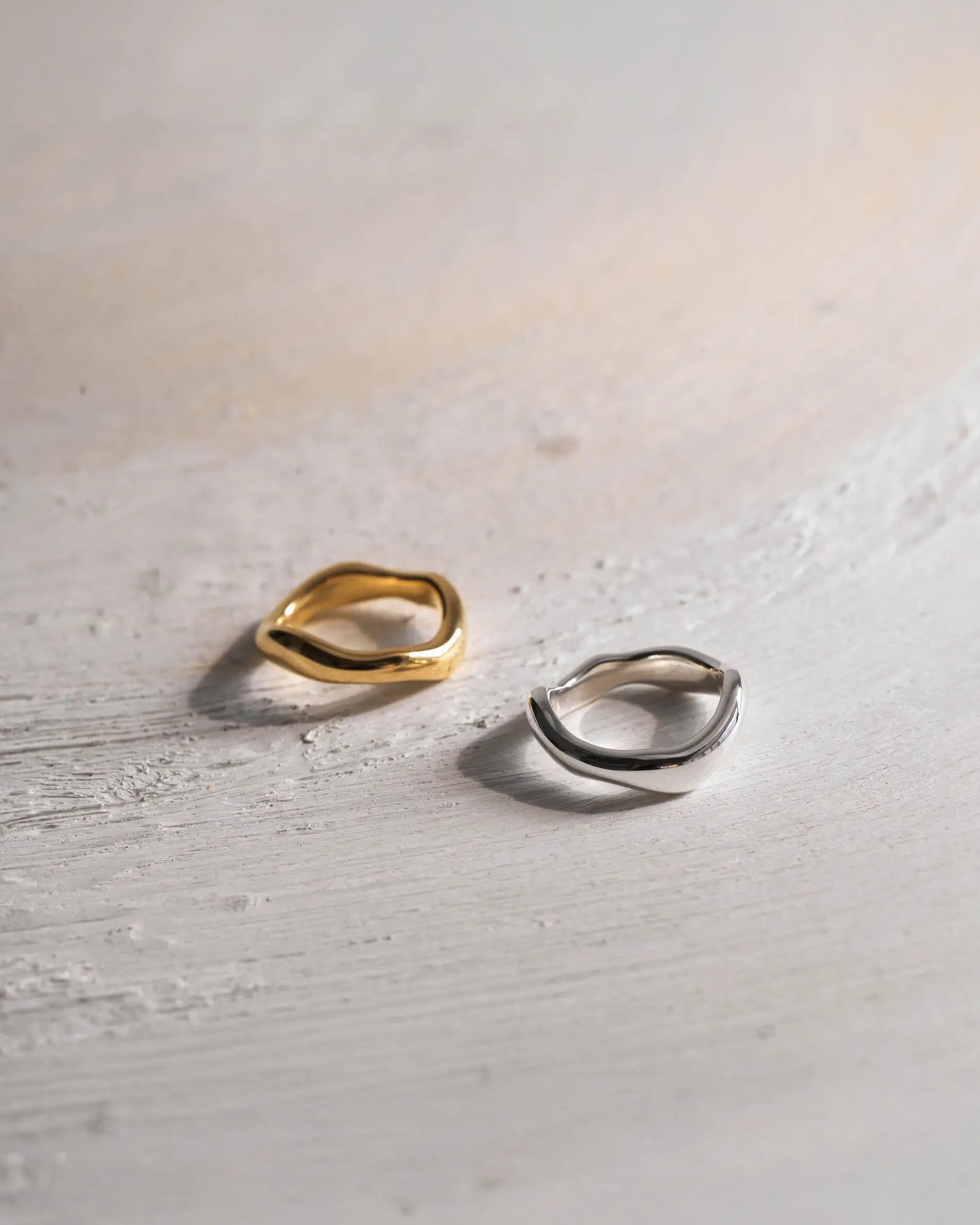 ボールドウェーブリング ゴールド・シルバー 置き画 | 18Kコーティングとシルバー925の艶やかなコントラスト