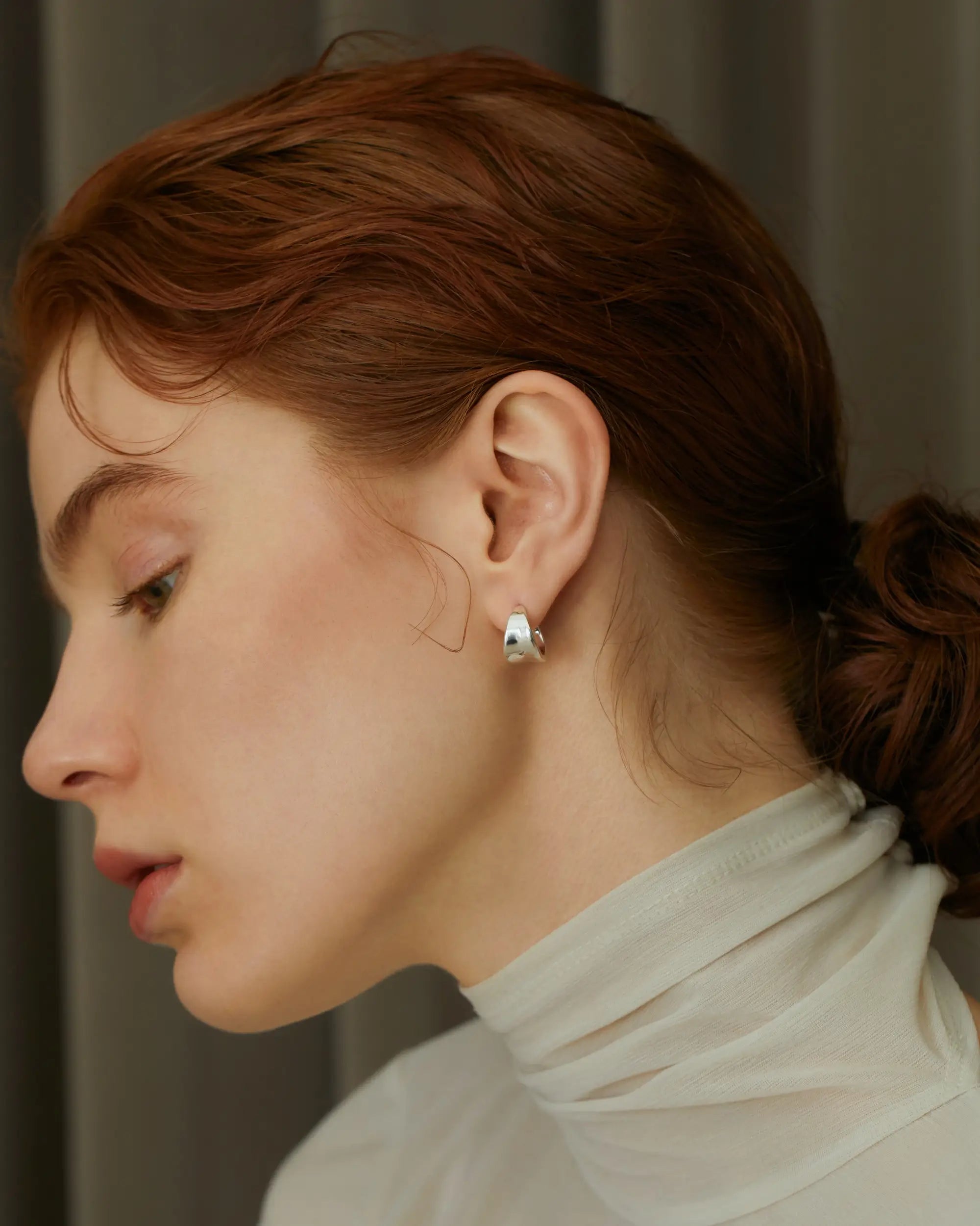 ボタニカルフープピアス シルバー 着用画像 | 植物モチーフの有機的なラインが美しい陰影を作るピアス