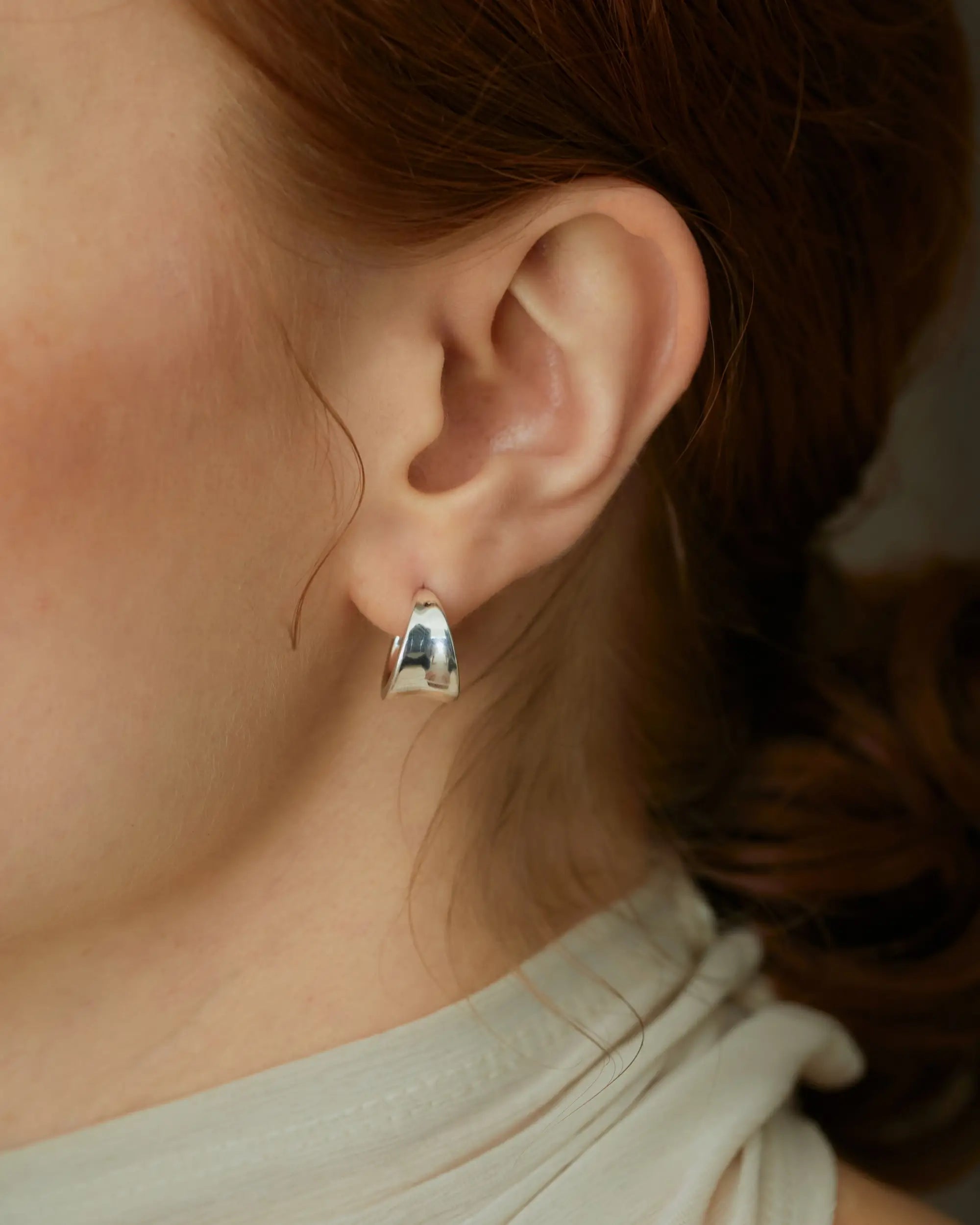 ボタニカルフープピアス シルバー 横顔 | 表面の凹凸加工が光を反射するニュアンスデザイン
