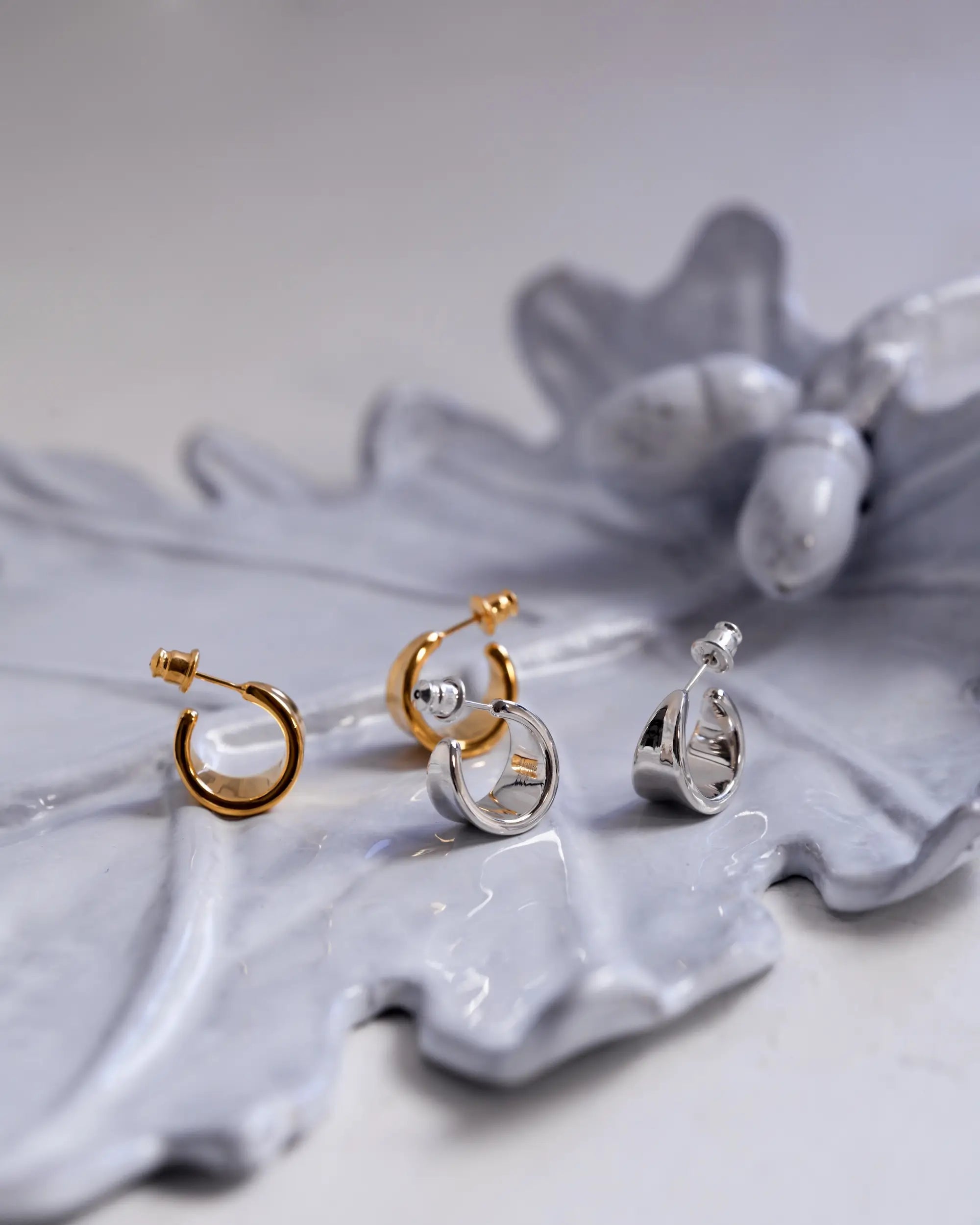 Aletta Jewelry ボタニカルフープピアス S コレクション - シルバーとゴールドの置き画